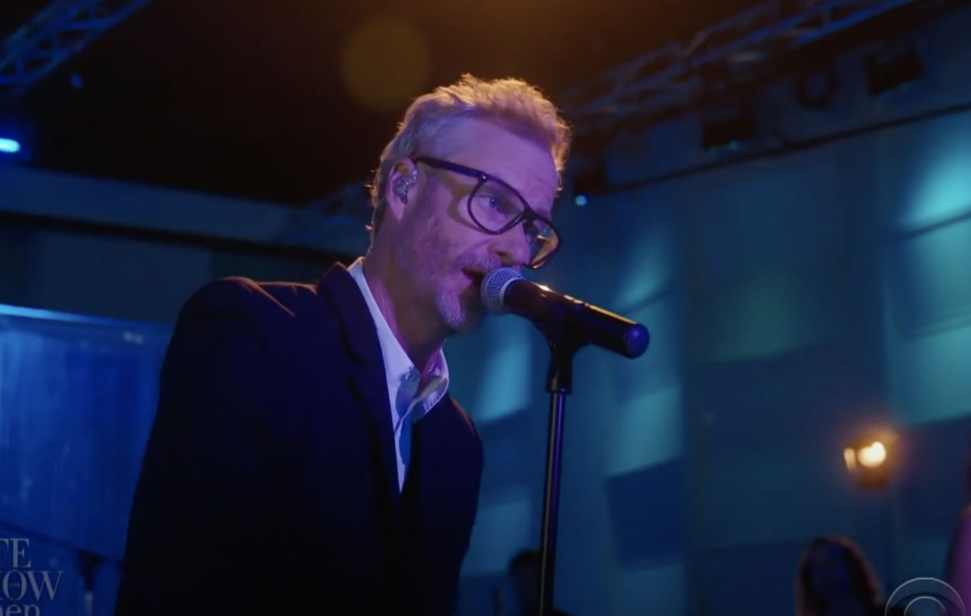 Mira a Matt Berninger de The National jugar 'Un segundo más' en 'The Late Show'.