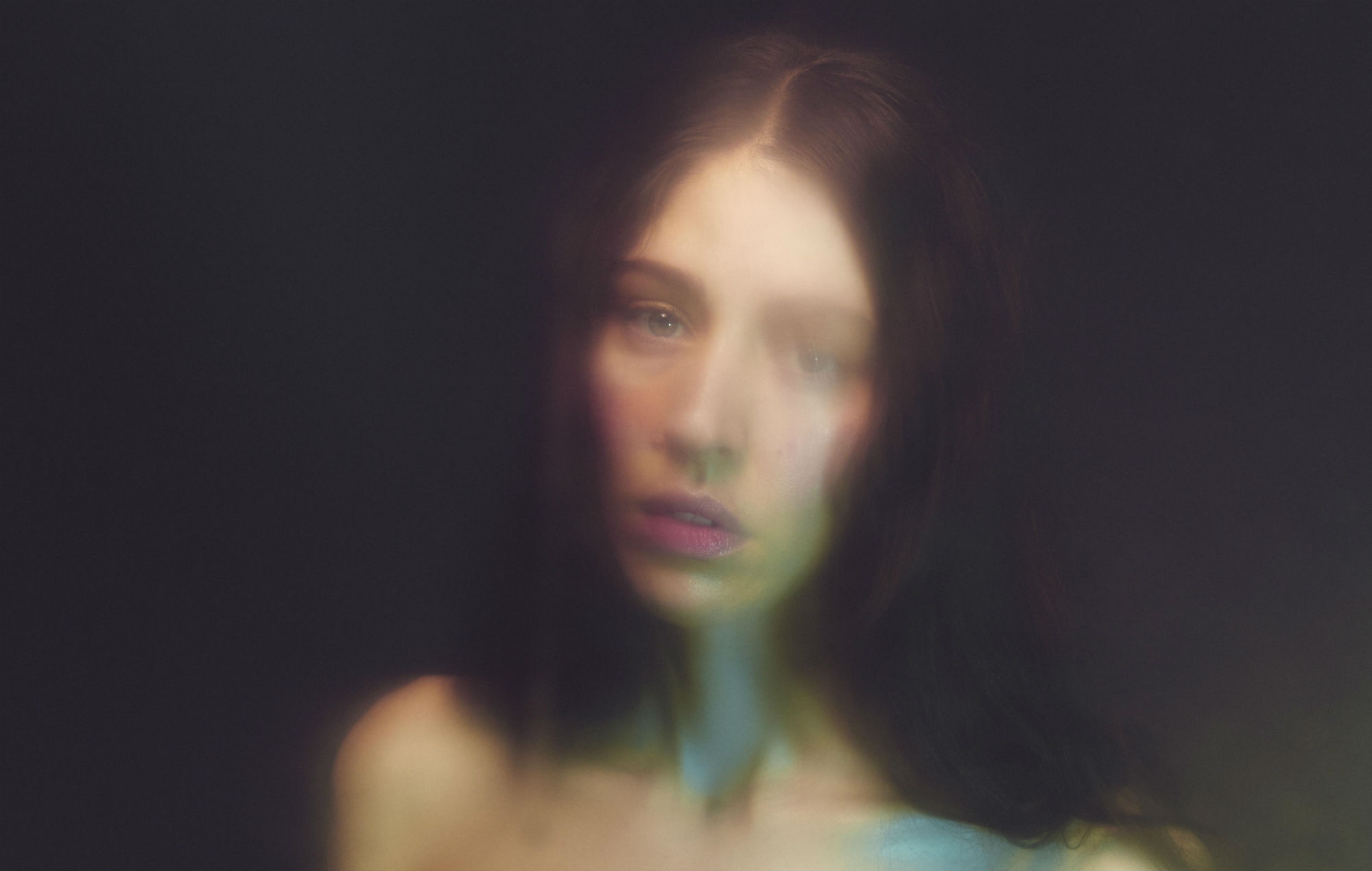 Mira el nuevo cortometraje de Caroline Polachek para acompañar una reelaboración de su canción en solitario 'The Gate'.