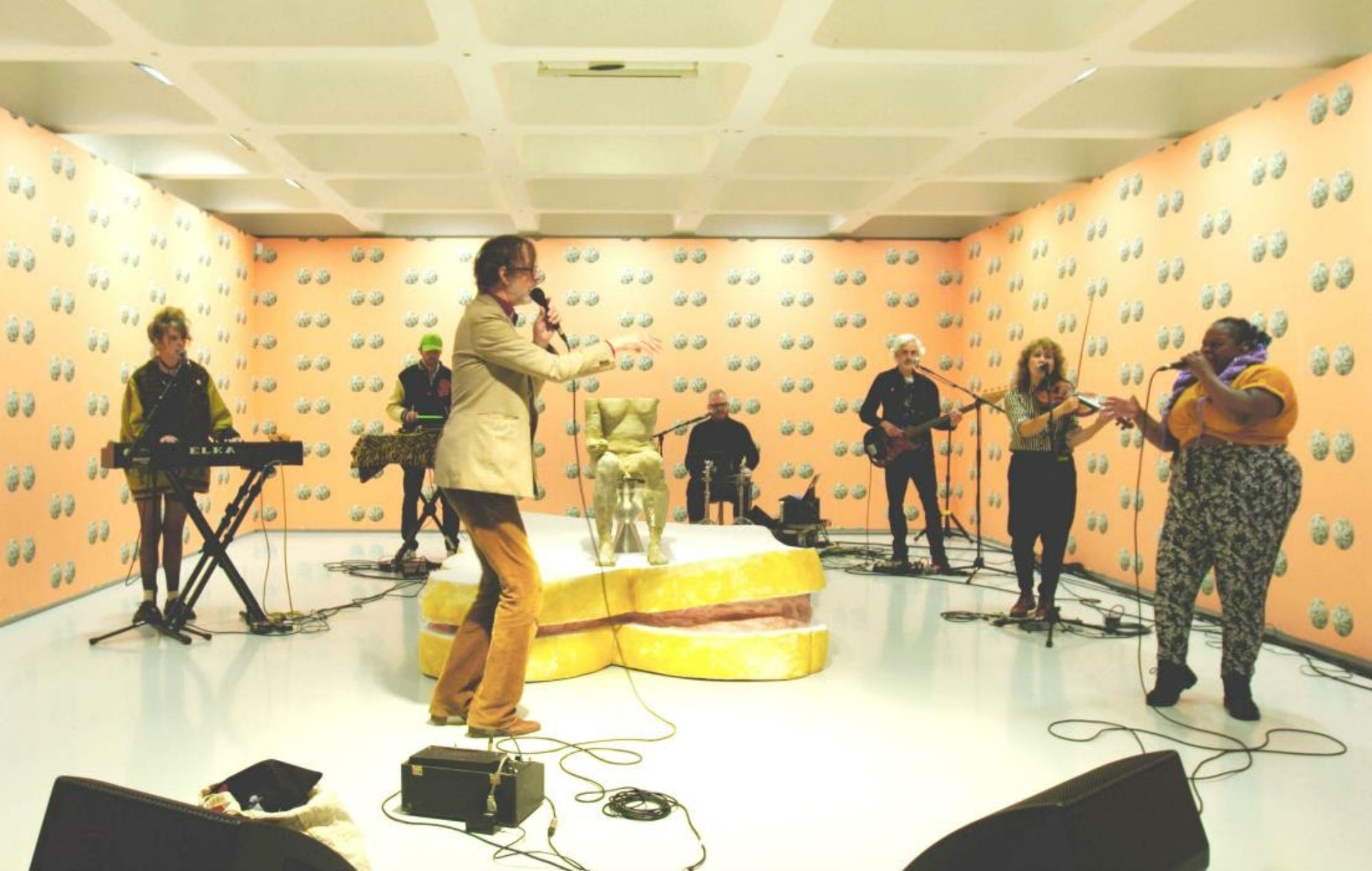 Mira JARV IS... cubre los clásicos de The Velvet Underground y The Fall durante el set especial de Barbican