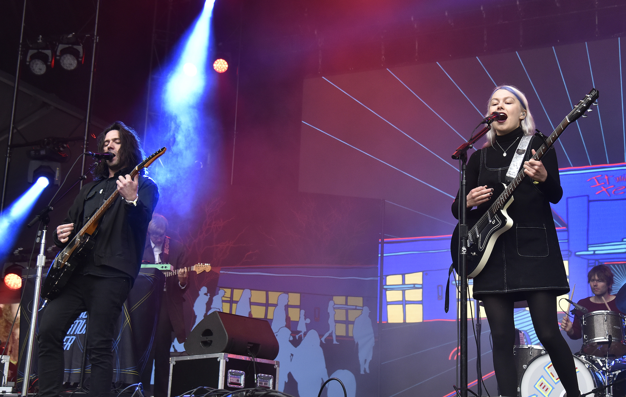 Ojos Brillantes y Phoebe Bridgers discuten el derecho al aborto en el nuevo tema de protesta 