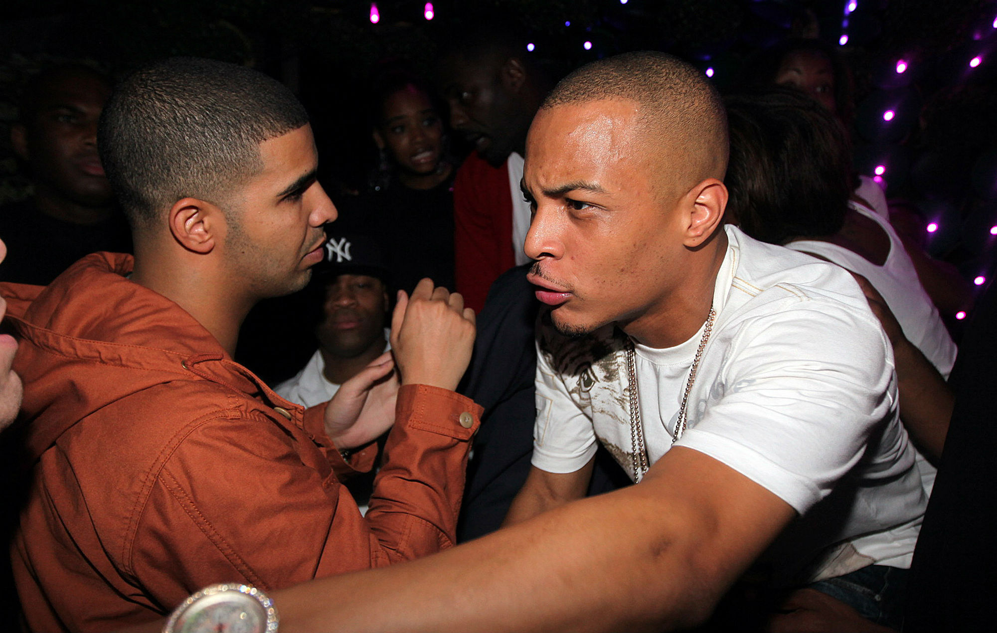 T.I. parece confirmar el antiguo rumor de que su amigo orinó en Drake...