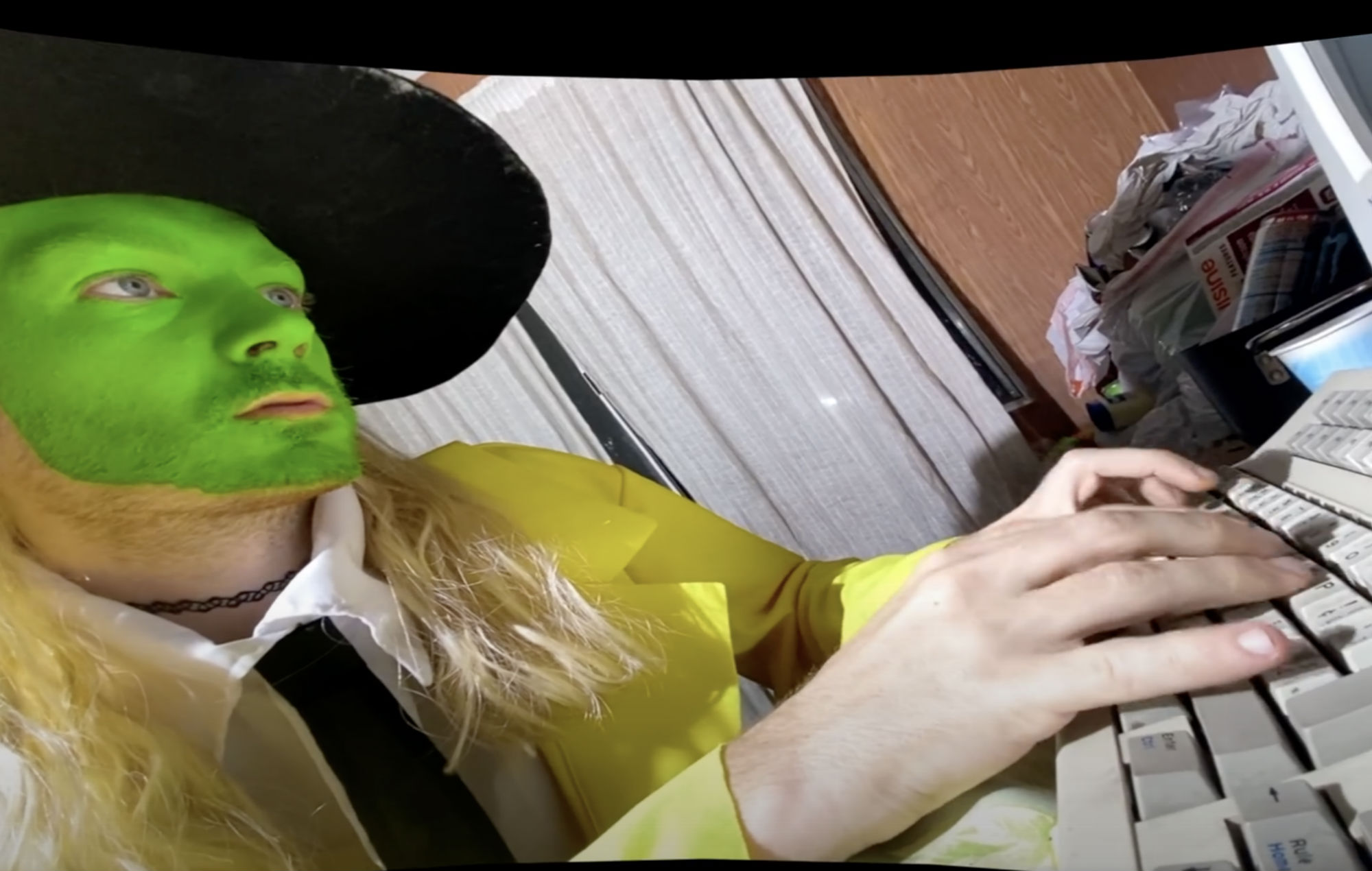 Vea el nuevo video surrealista de 100 gecs de "mano aplastada por un mazo"