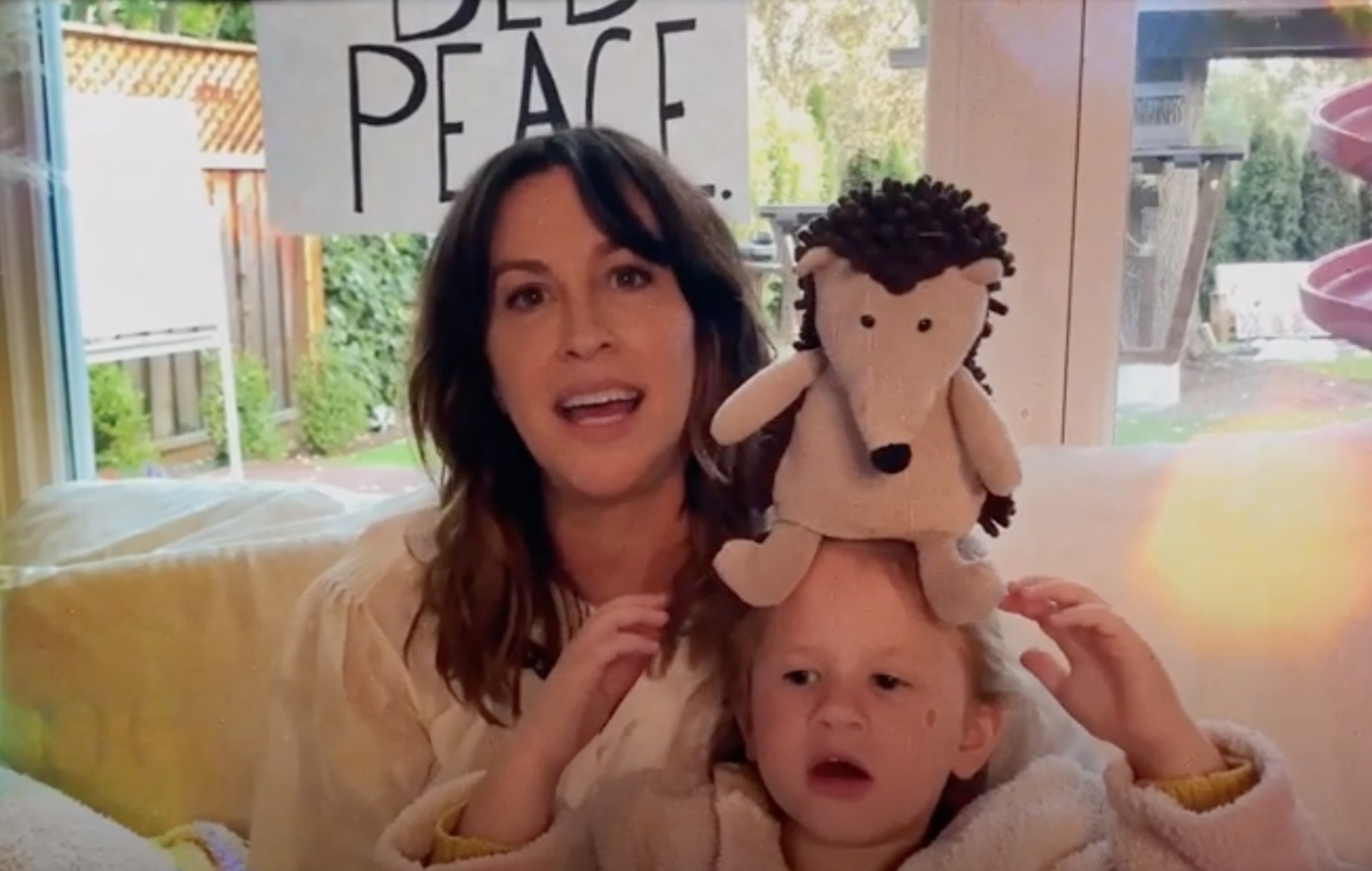 Alanis Morissette comparte la portada de 