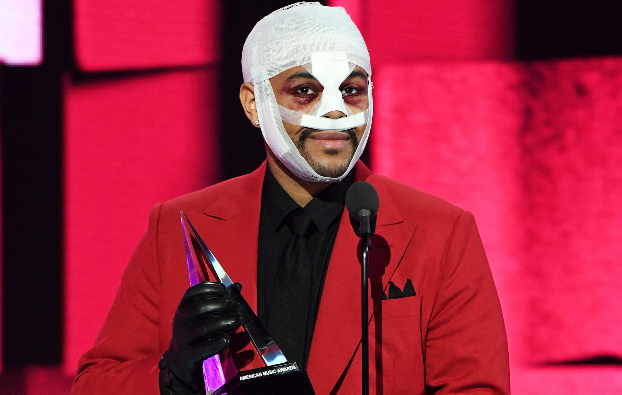 Aquí está el motivo por el que The Weeknd estaba cubierto de vendas en los AMAs