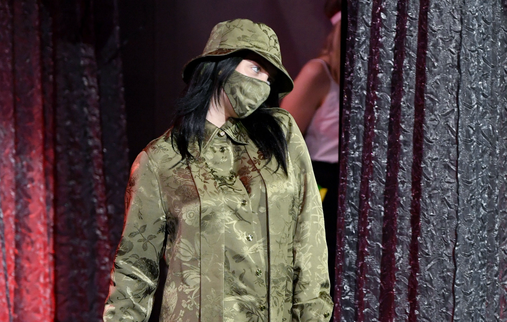 Billie Eilish comparte entre bastidores clips de la filmación del video 