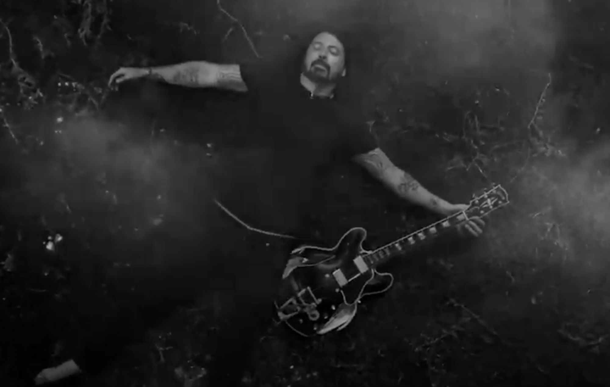Dave Grohl en el video de Foo Fighters 