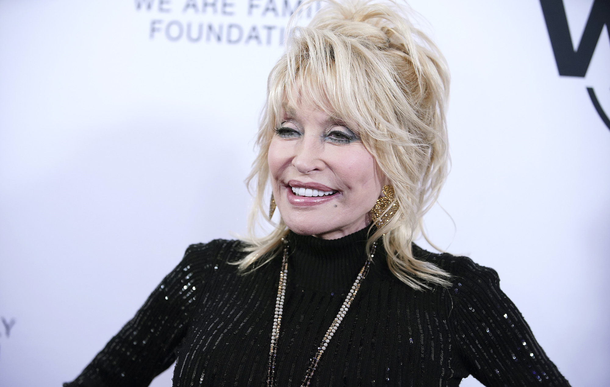 Dolly Parton donó un millón de dólares para la investigación exitosa de la vacuna Covid-19