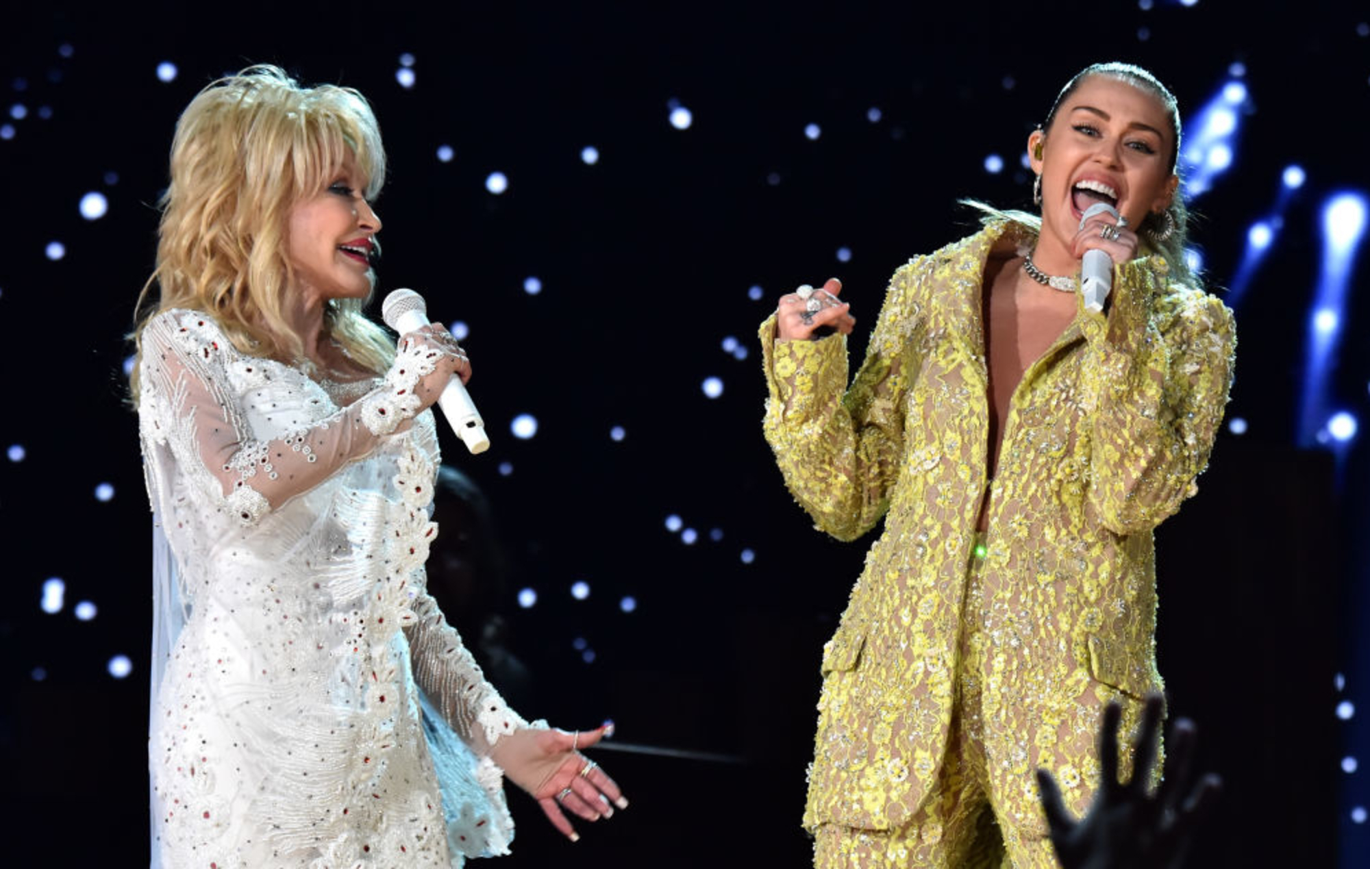 Dolly Parton habla de la colaboración navideña de Miley Cyrus: 