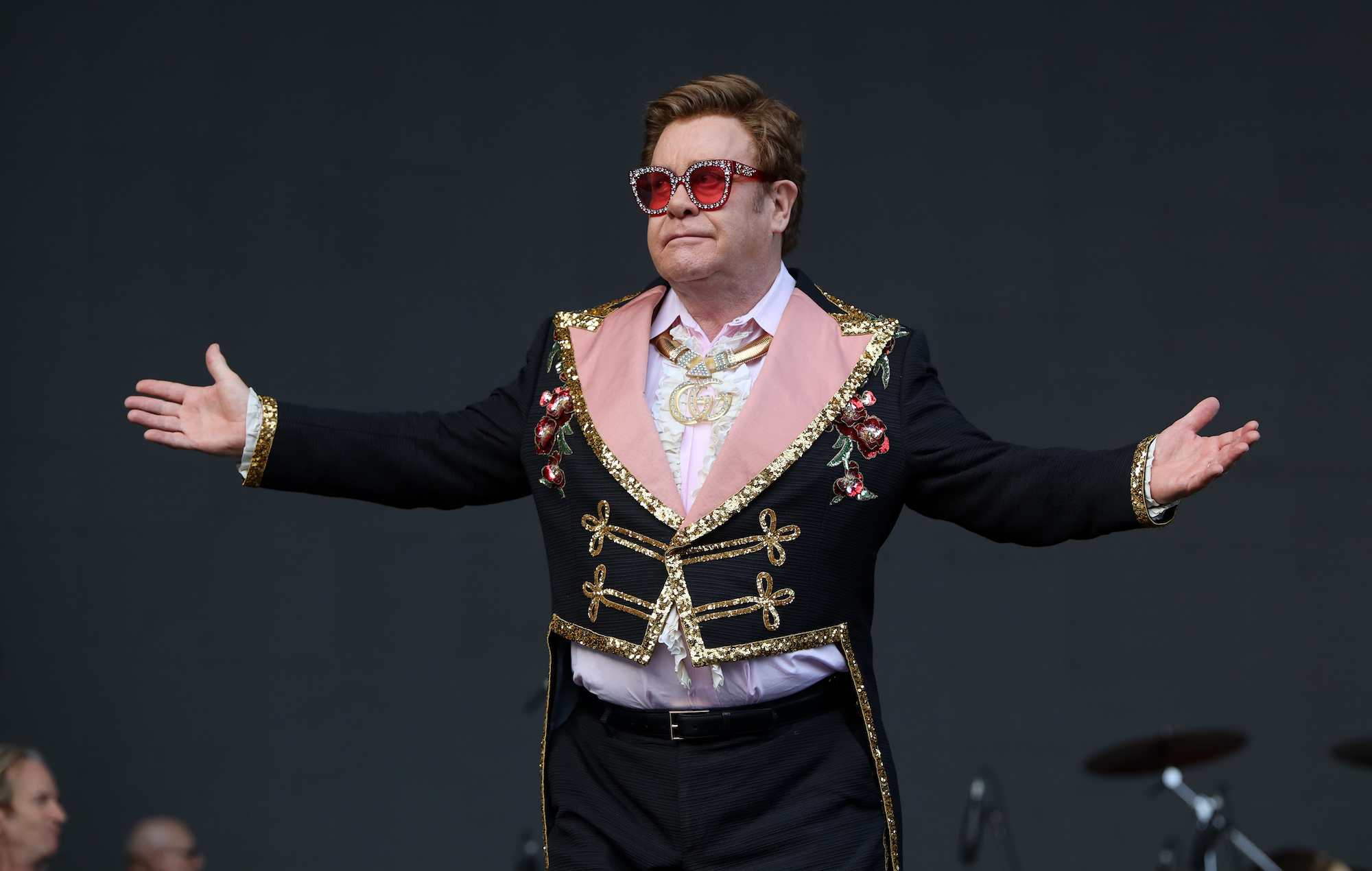 Elton John dice que posee más de 130.000 CDs y discos de vinilo