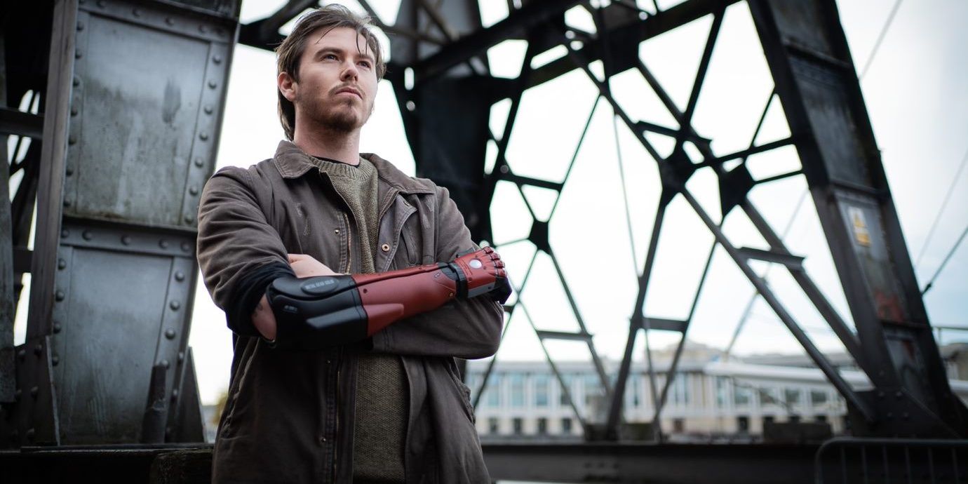 Konami lanza un brazo protésico sólido de metal para amputados por debajo del codo