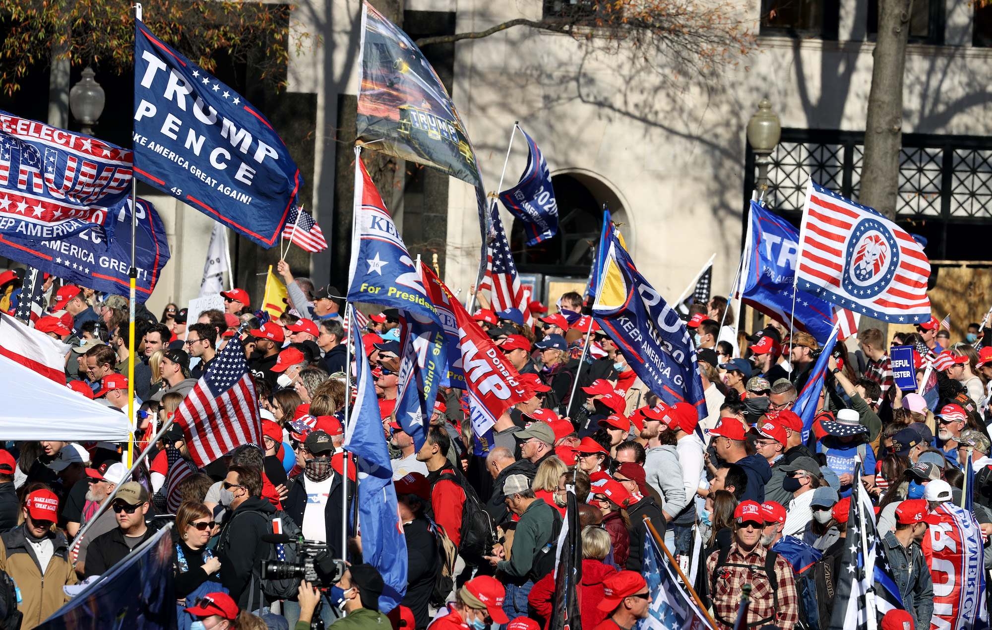 Los fanáticos del K-pop se reúnen en la "Marcha del Millón de MAGA" de Donald Trump con fotos de panqueques.