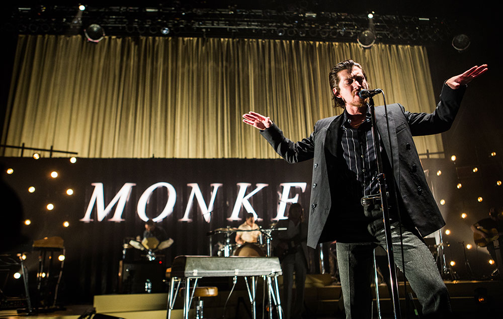 Los Arctic Monkeys comparten la interpretación en vivo del '505'
