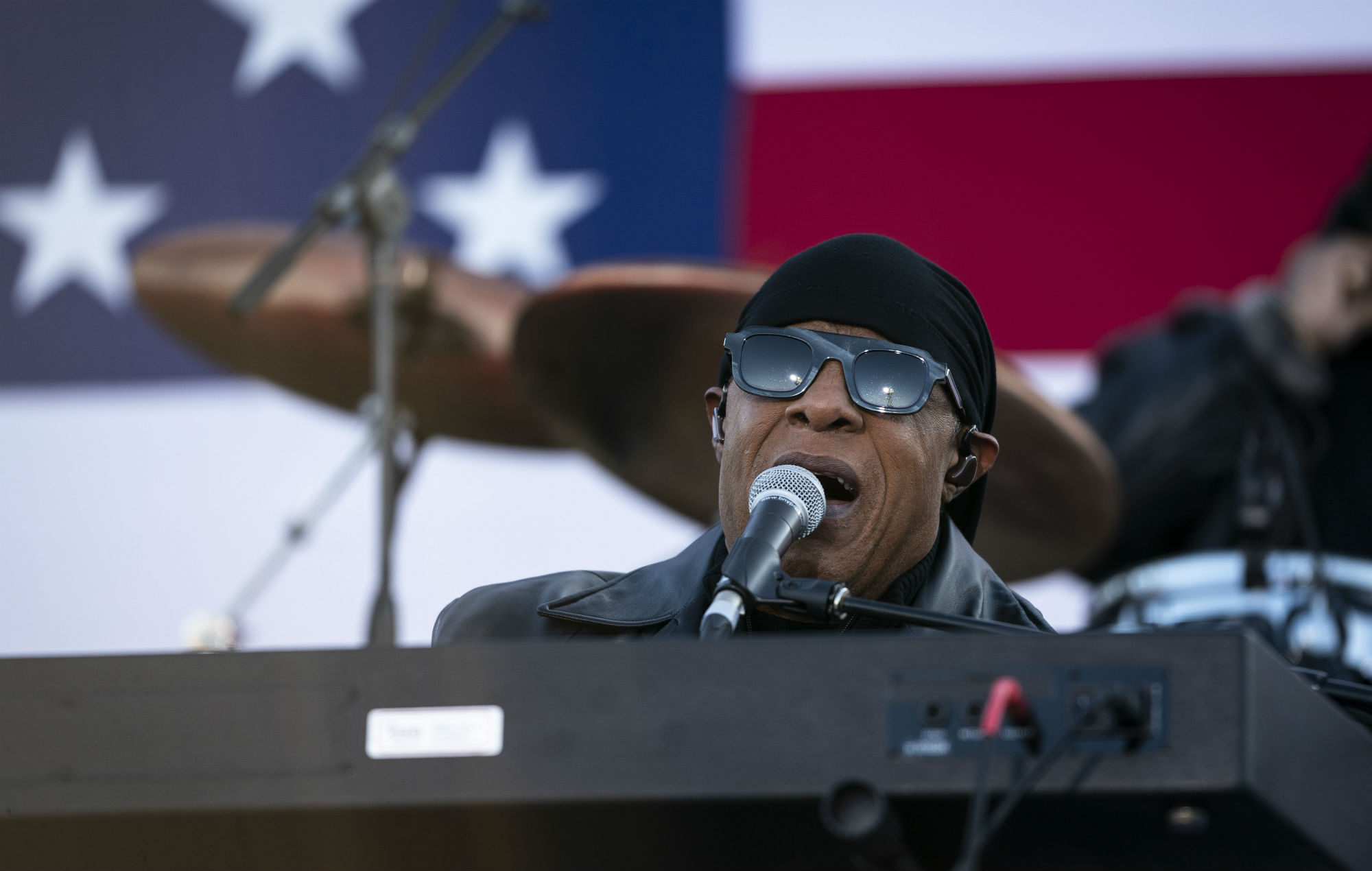 Stevie Wonder interpreta sus primeras canciones nuevas en 15 años en el rally de Joe Biden