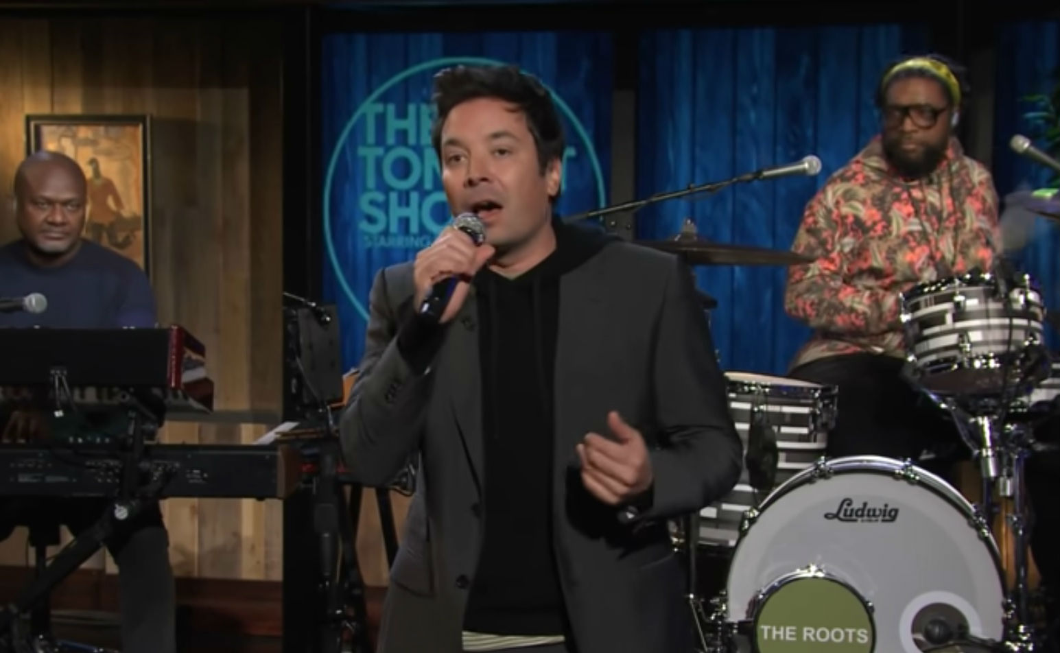Vea a Jimmy Fallon interpretar la versión revisada de 'Friday I'm In Love' para celebrar los resultados de las elecciones de EE.UU.