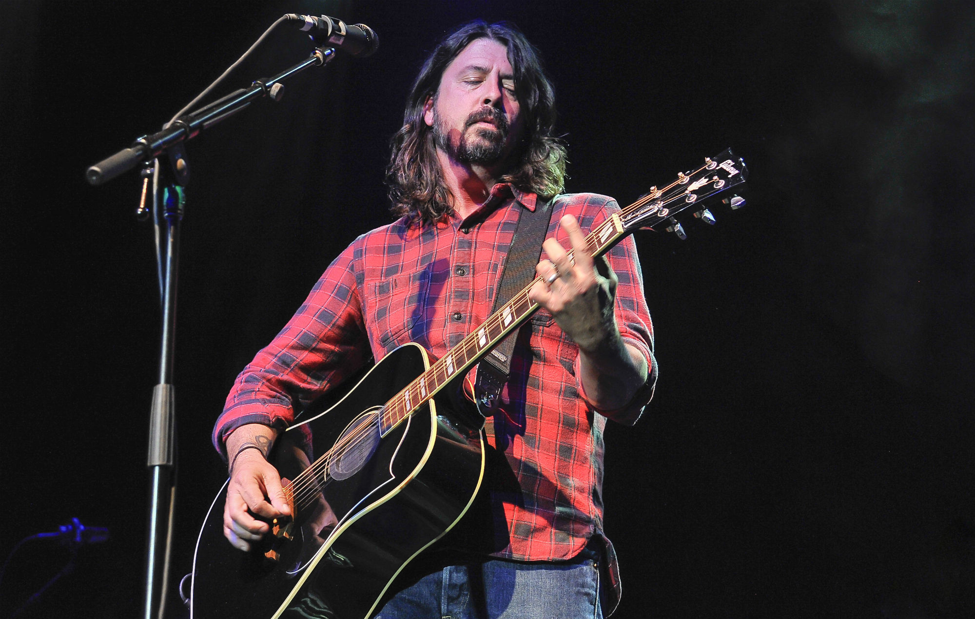 Dave Grohl recuerda haber cogido setas en la fiesta de Navidad de su madre a los 15 años.