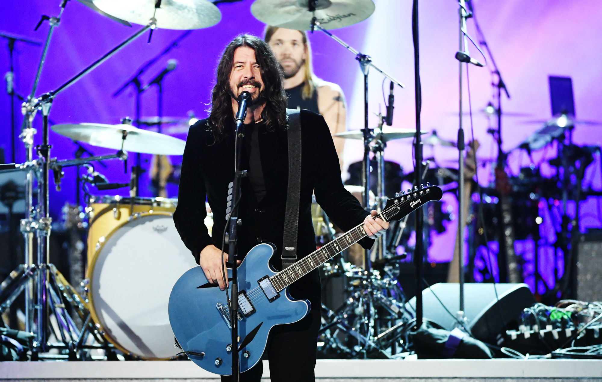 Dave Grohl saluda la aprobación de la Ley de Salvar Nuestras Etapas de 15 mil millones de dólares en los EE.UU.