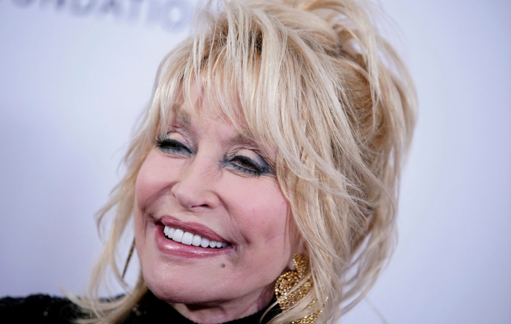 Dolly Parton salva la vida de un actor de nueve años en el set de la nueva película de Navidad
