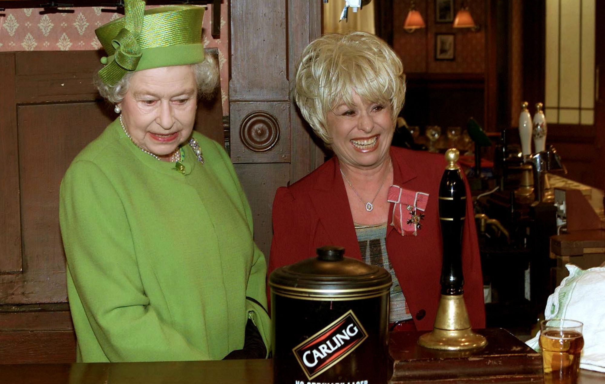 El mundo de la música rinde homenaje a Barbara Windsor: 