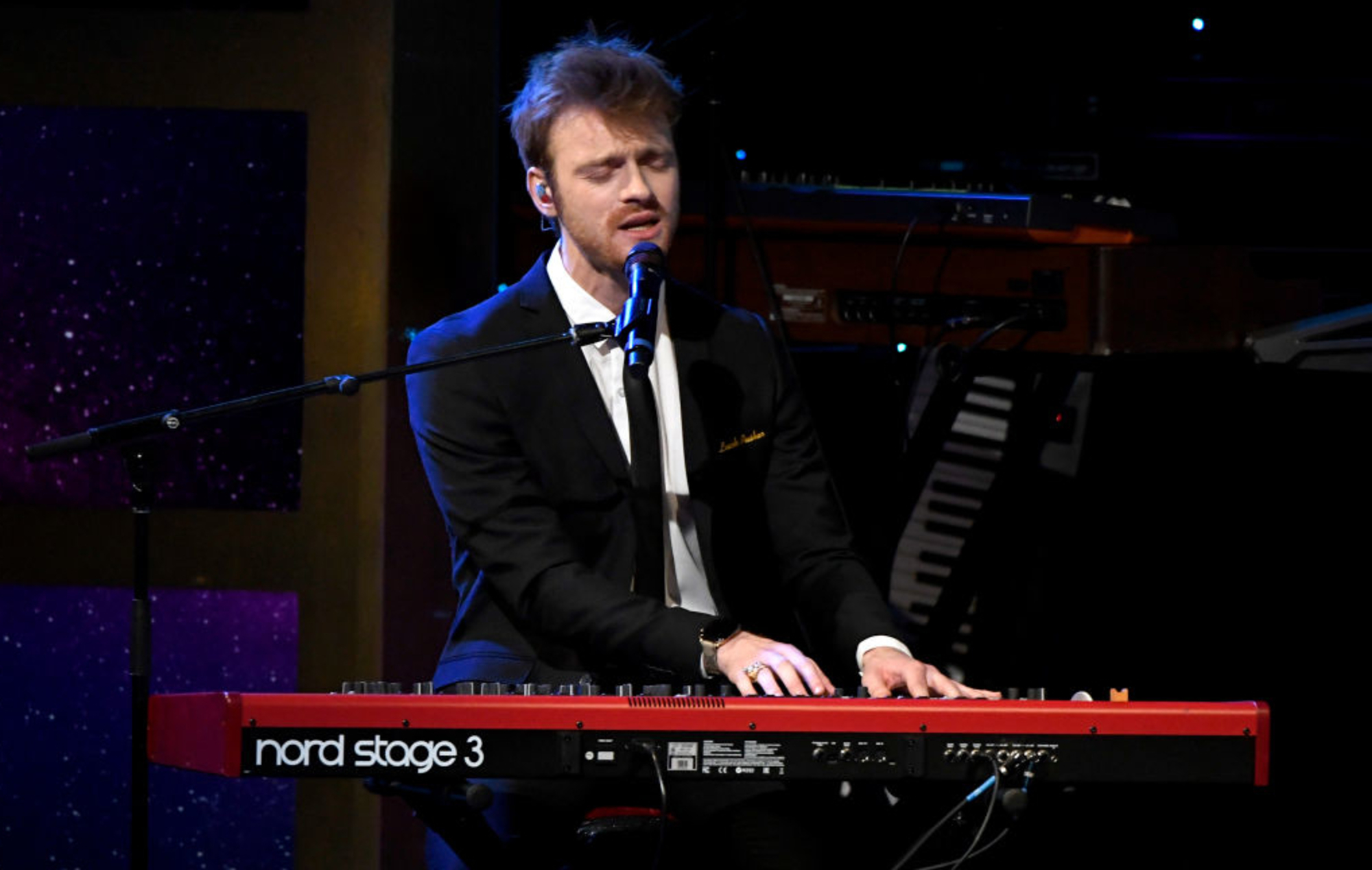 Escuchen la primera canción de Navidad de Finneas, 'Another Year'.