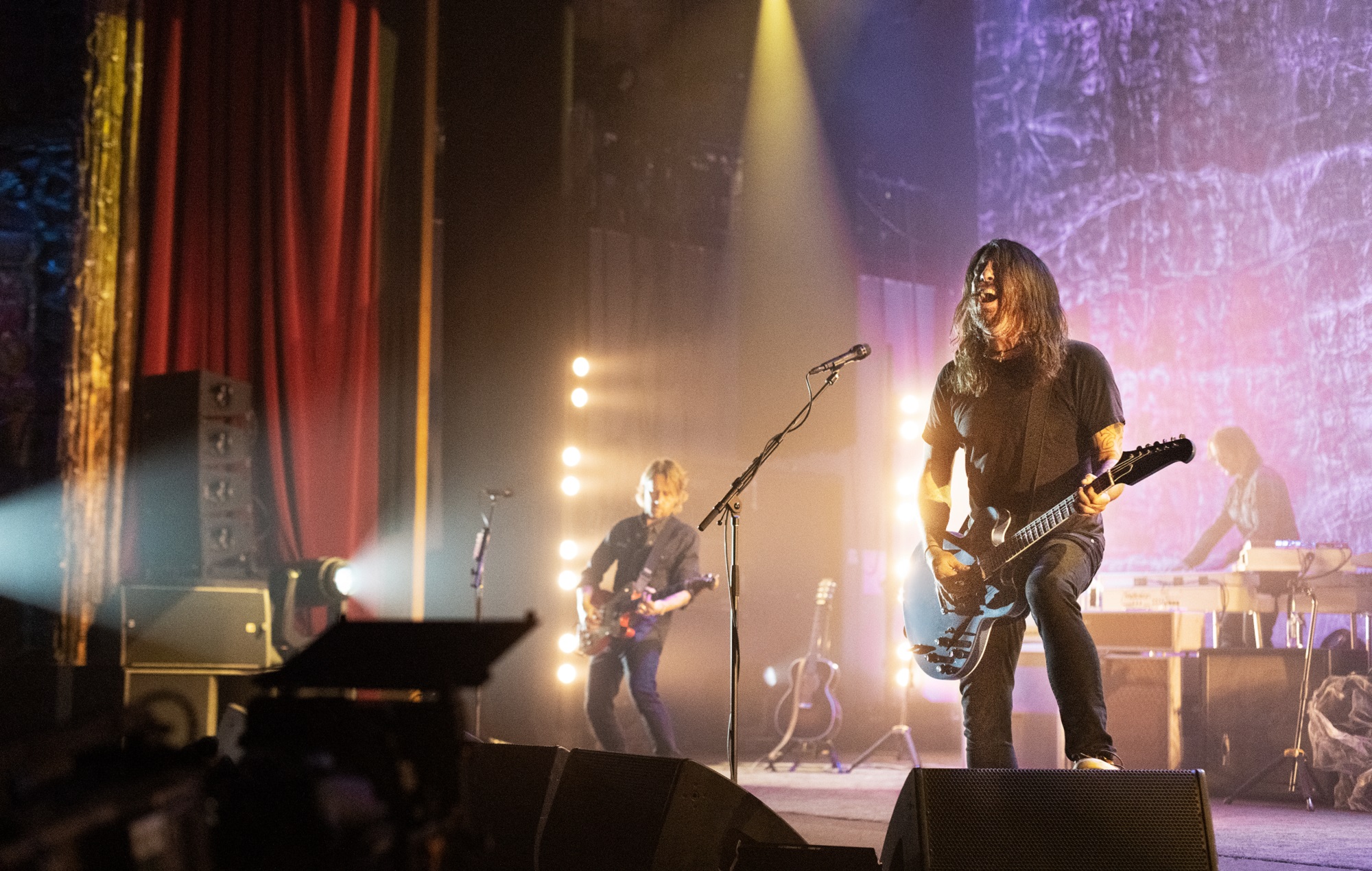 Foo Fighters interpretarán grandes éxitos y una nueva portada navideña para "Holiday Plays" de Lil Nas X.