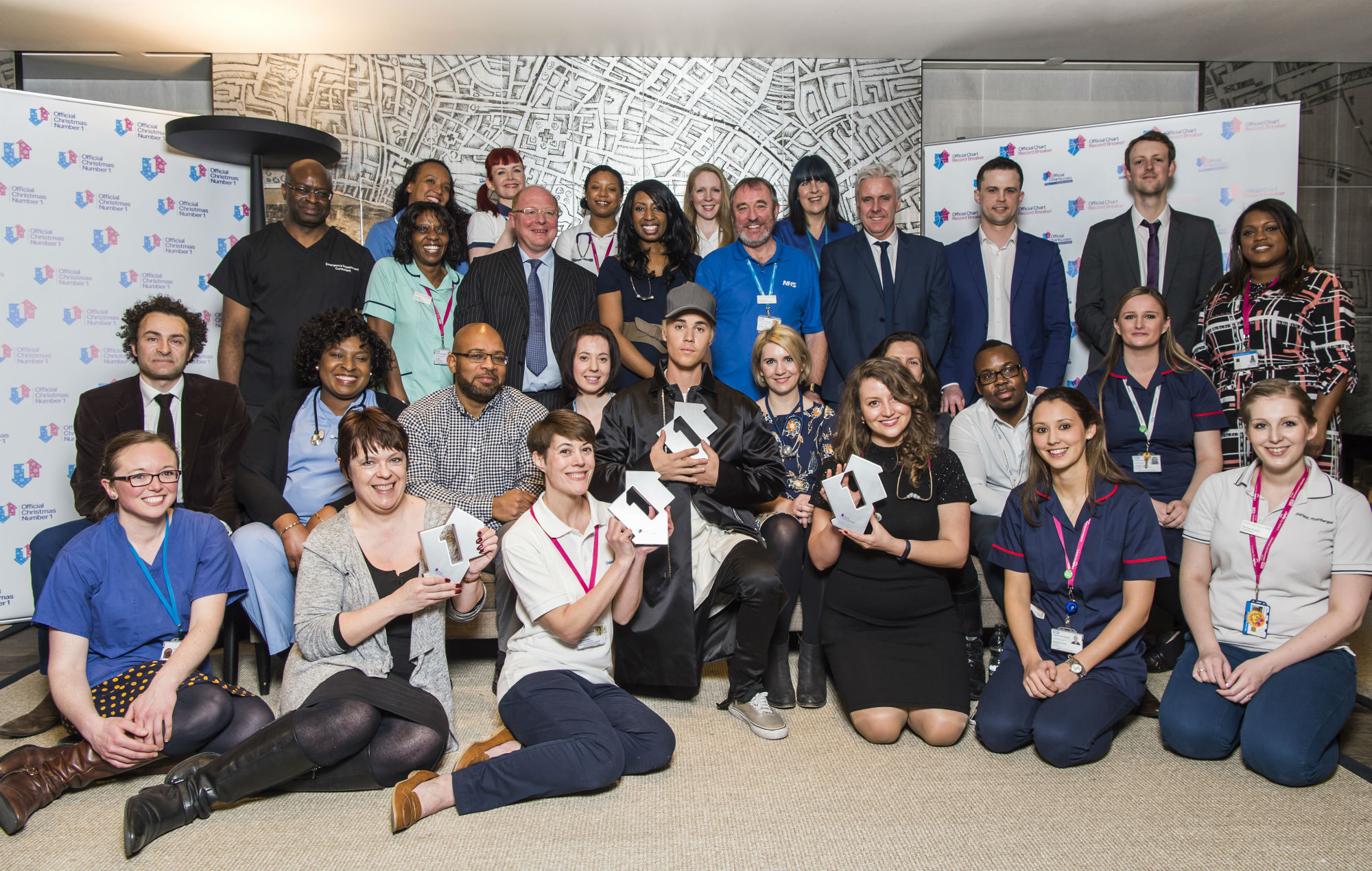 Justin Bieber se asocia con el coro de Lewisham y Greenwich NHS para la nueva versión benéfica de 'Holy'.