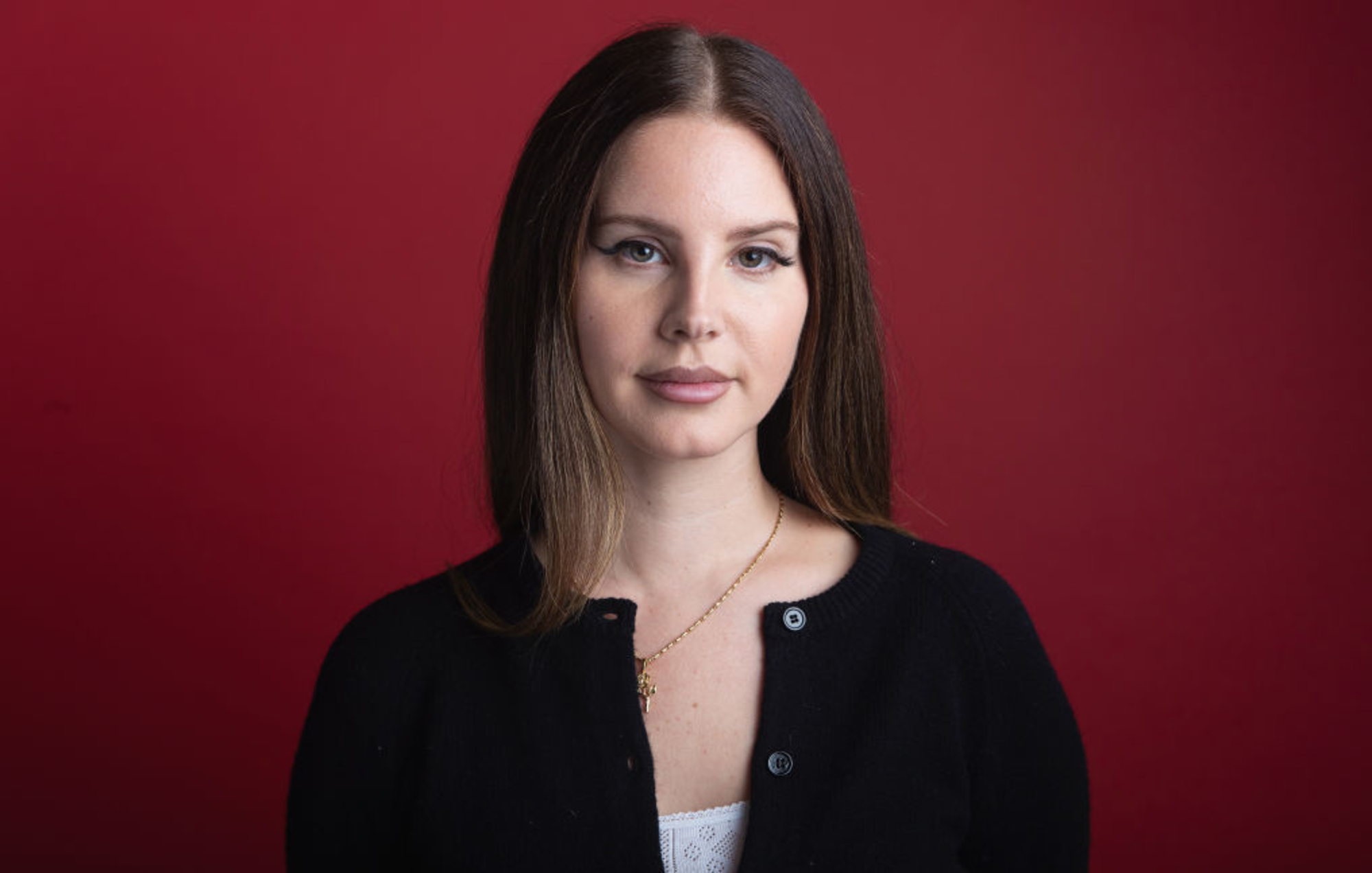 Lana Del Rey anuncia la edición limitada 7″ del vinilo de la portada de 'You'll Never Walk Alone'.