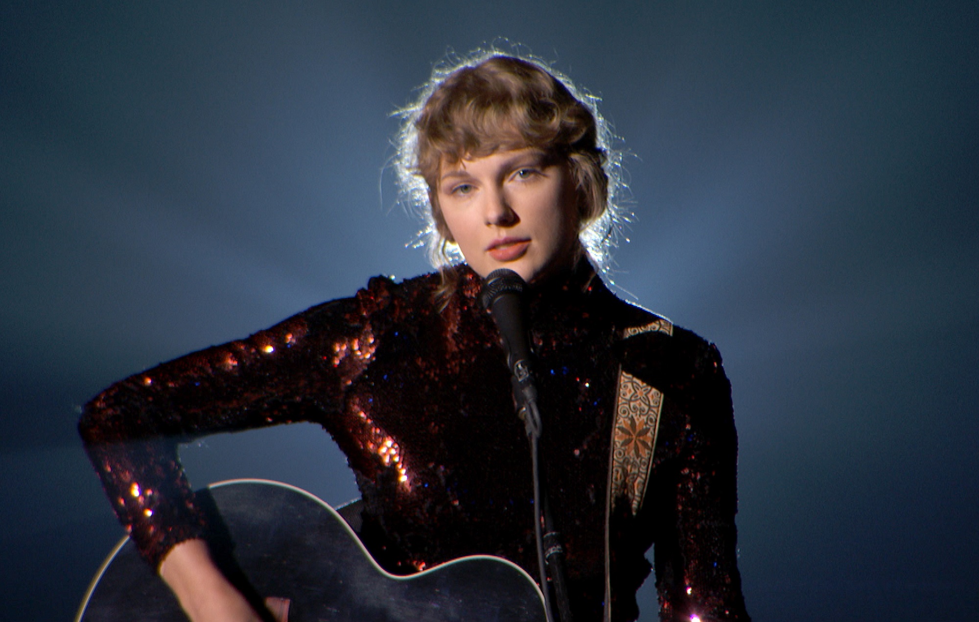 Los fans de Taylor Swift creen que un mensaje oculto en la portada de 'Folklore' significa que un tercer álbum sorpresa está en camino