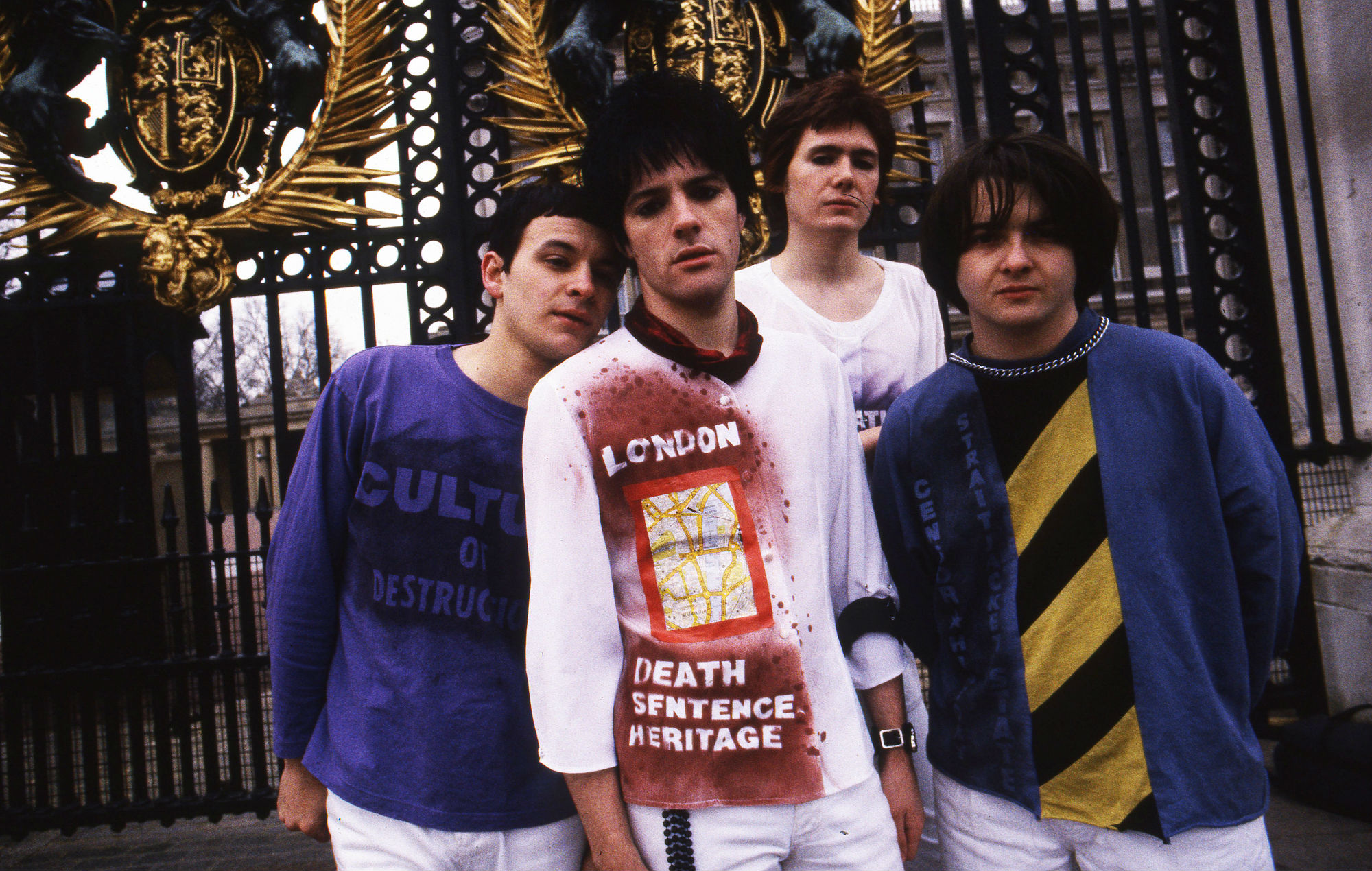 Manic Street Preachers lanza la nueva versión oficial de 'Spectators Of Suicide' con Gwenno