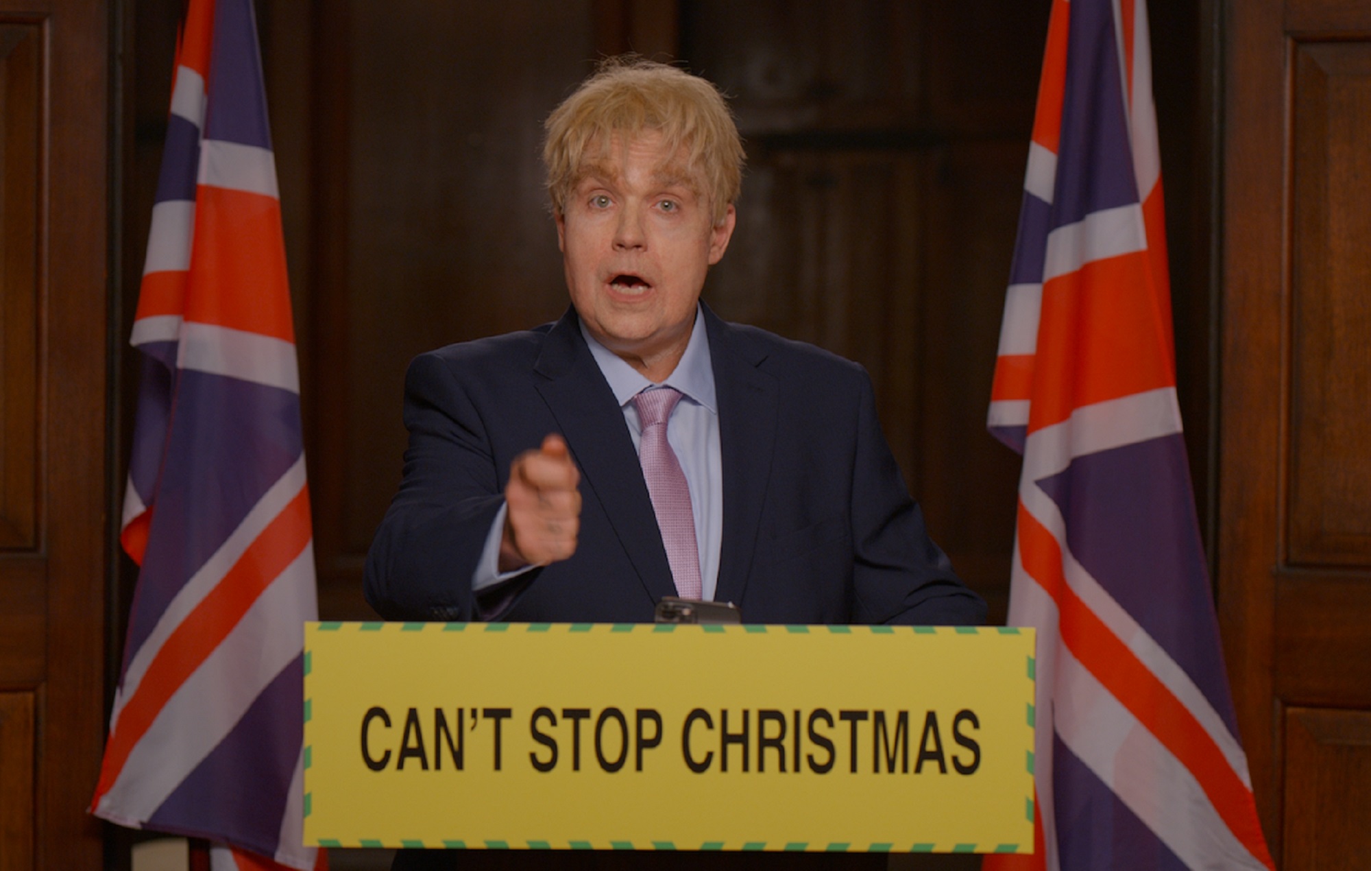 Mira a Robbie Williams interpretando a Boris Johnson en el vídeo del single festivo 'Can't Stop Christmas'.