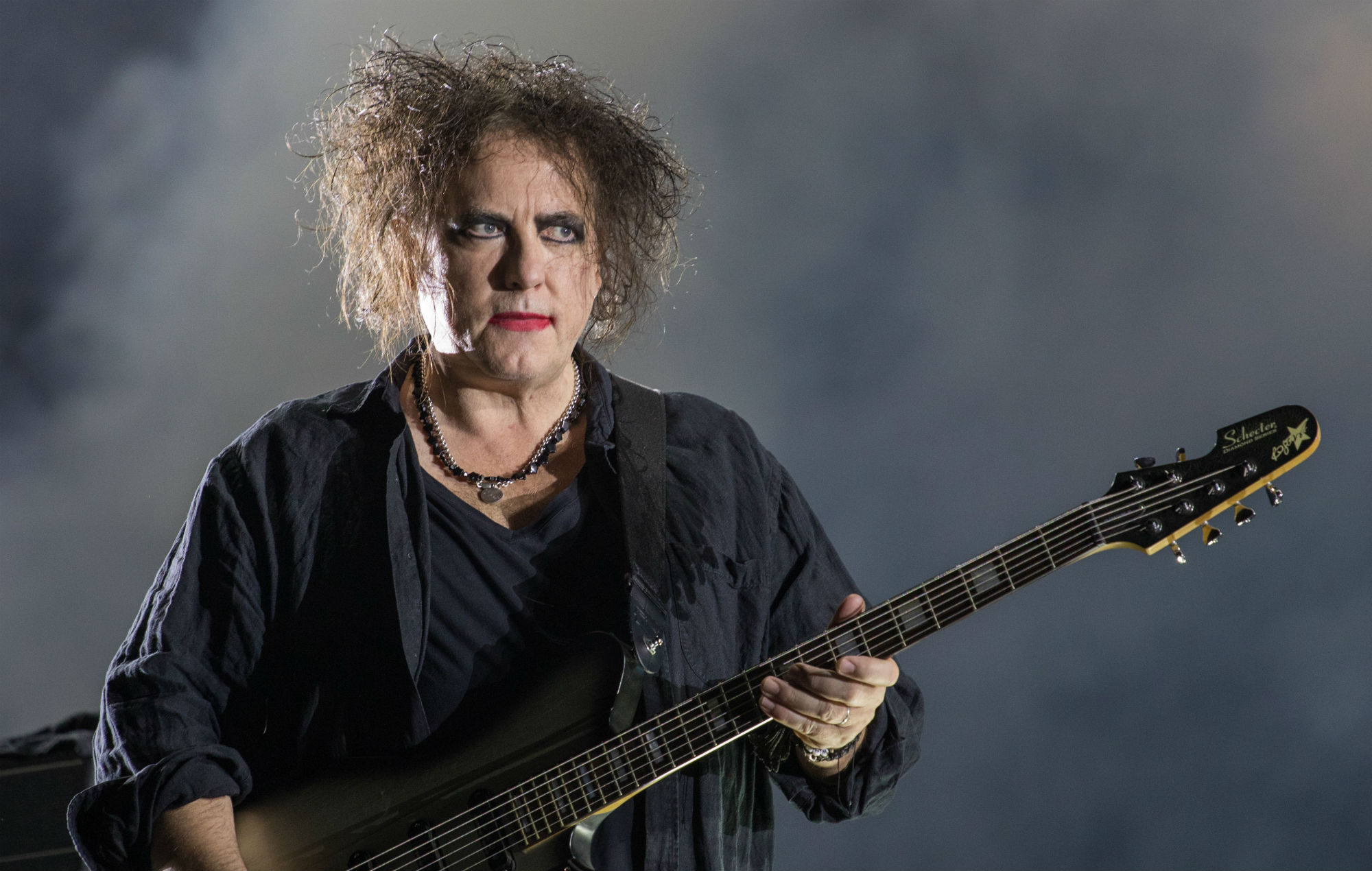 Mira a Robert Smith de The Cure interpretando tres canciones como parte de la transmisión en vivo de la caridad