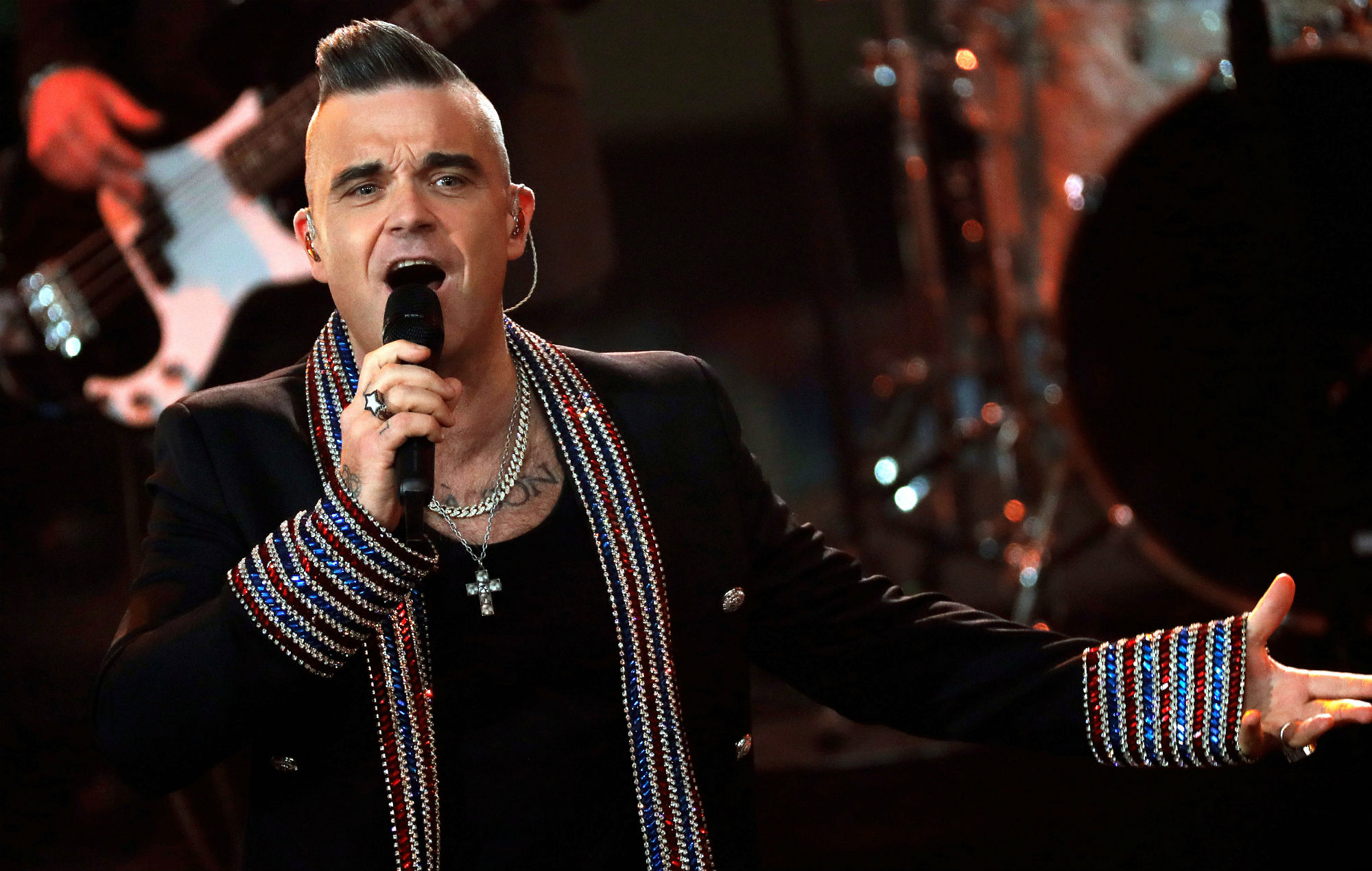 Robbie Williams casi muere por envenenamiento con mercurio después de comer demasiado pescado