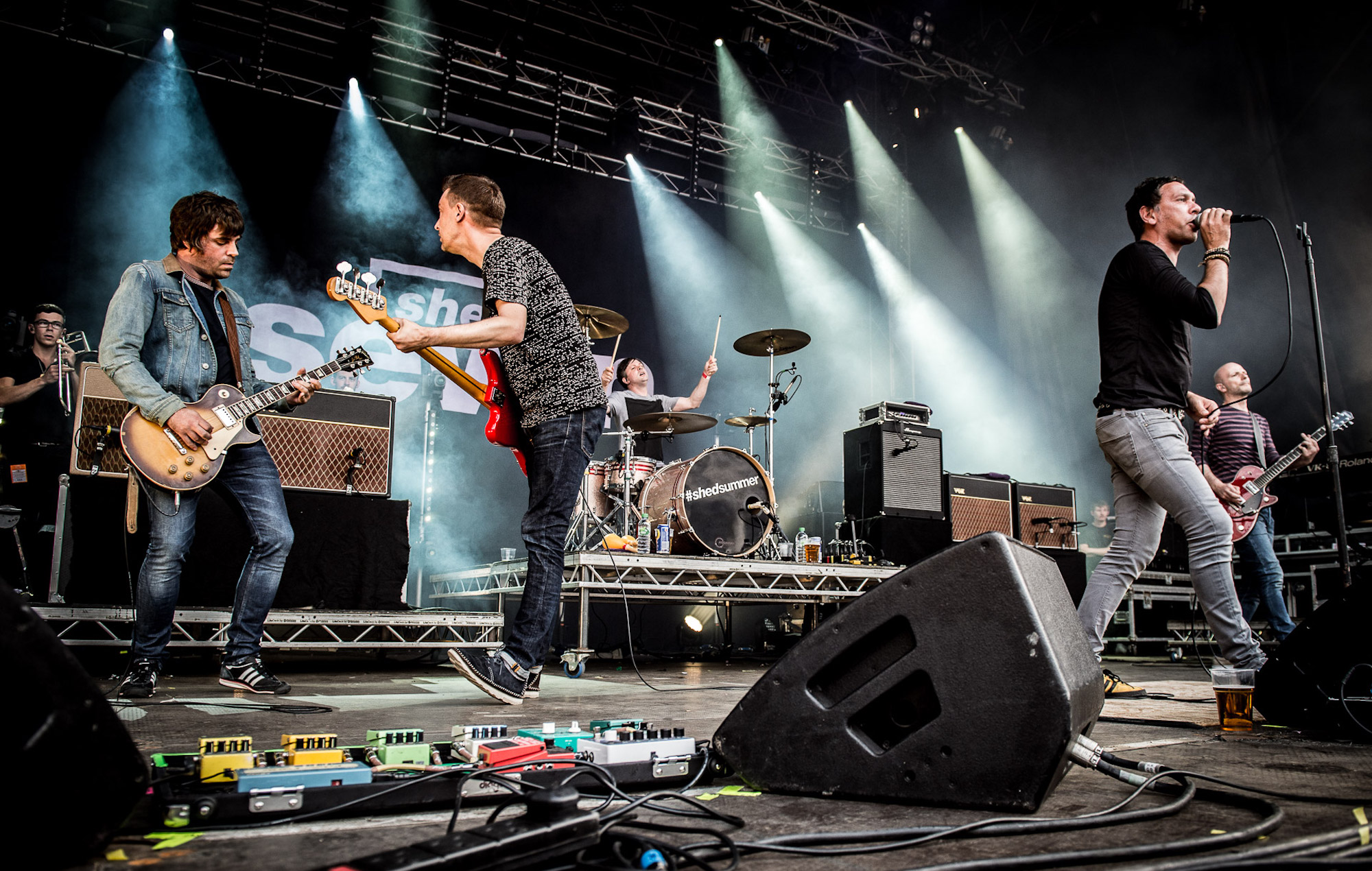 Shed Seven confundido como fabricantes de cobertizos en Twitter: "Seríamos unos malditos inútiles con un martillo"