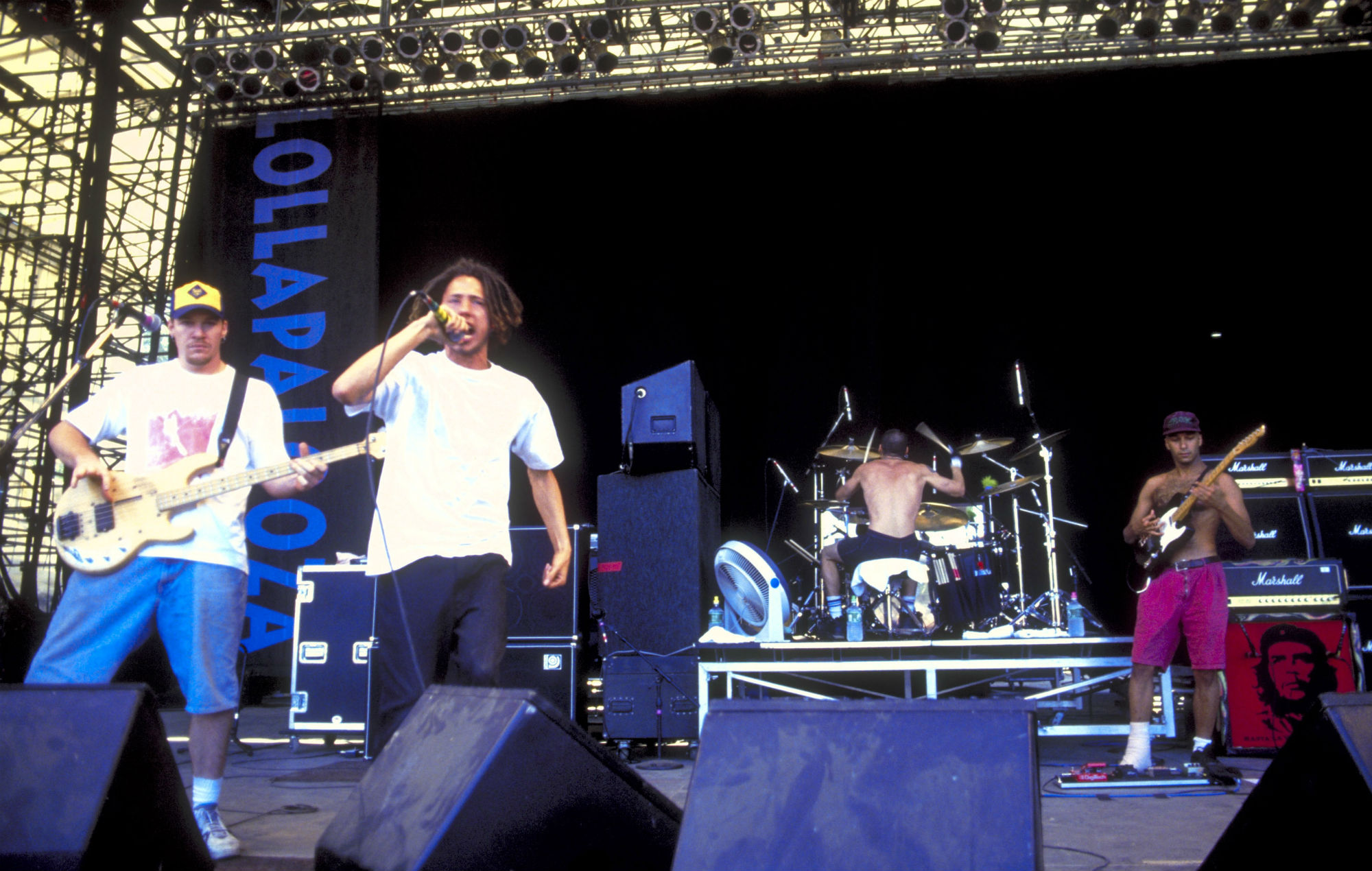 Tom Morello en Rage Against The Machine en 1993 protesta desnuda: 