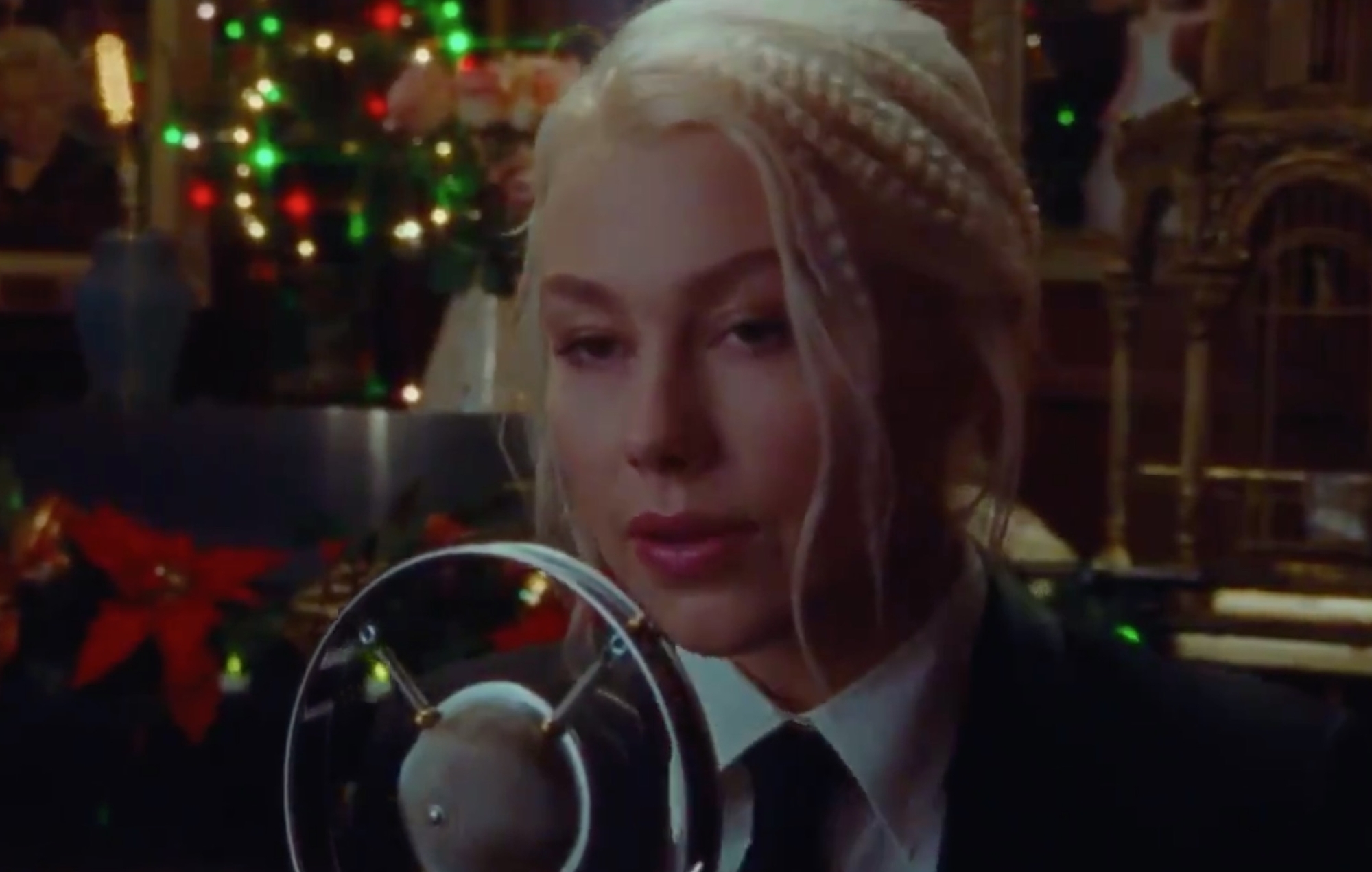 Vea la actuación festiva de Phoebe Bridgers de 