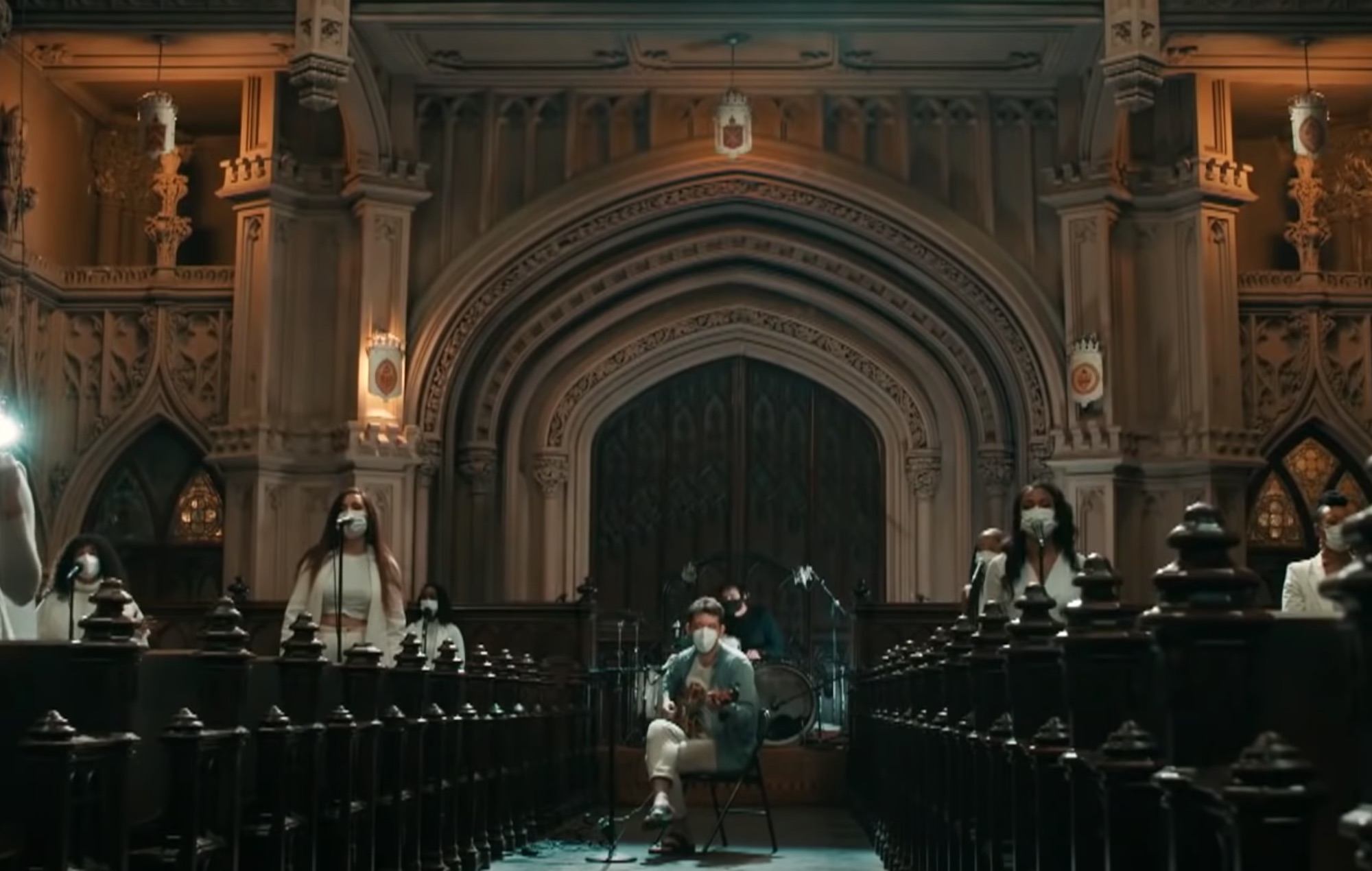 Ver a los Fleet Foxes interpretar 'Can I Believe You' desde una iglesia en 'Colbert'.
