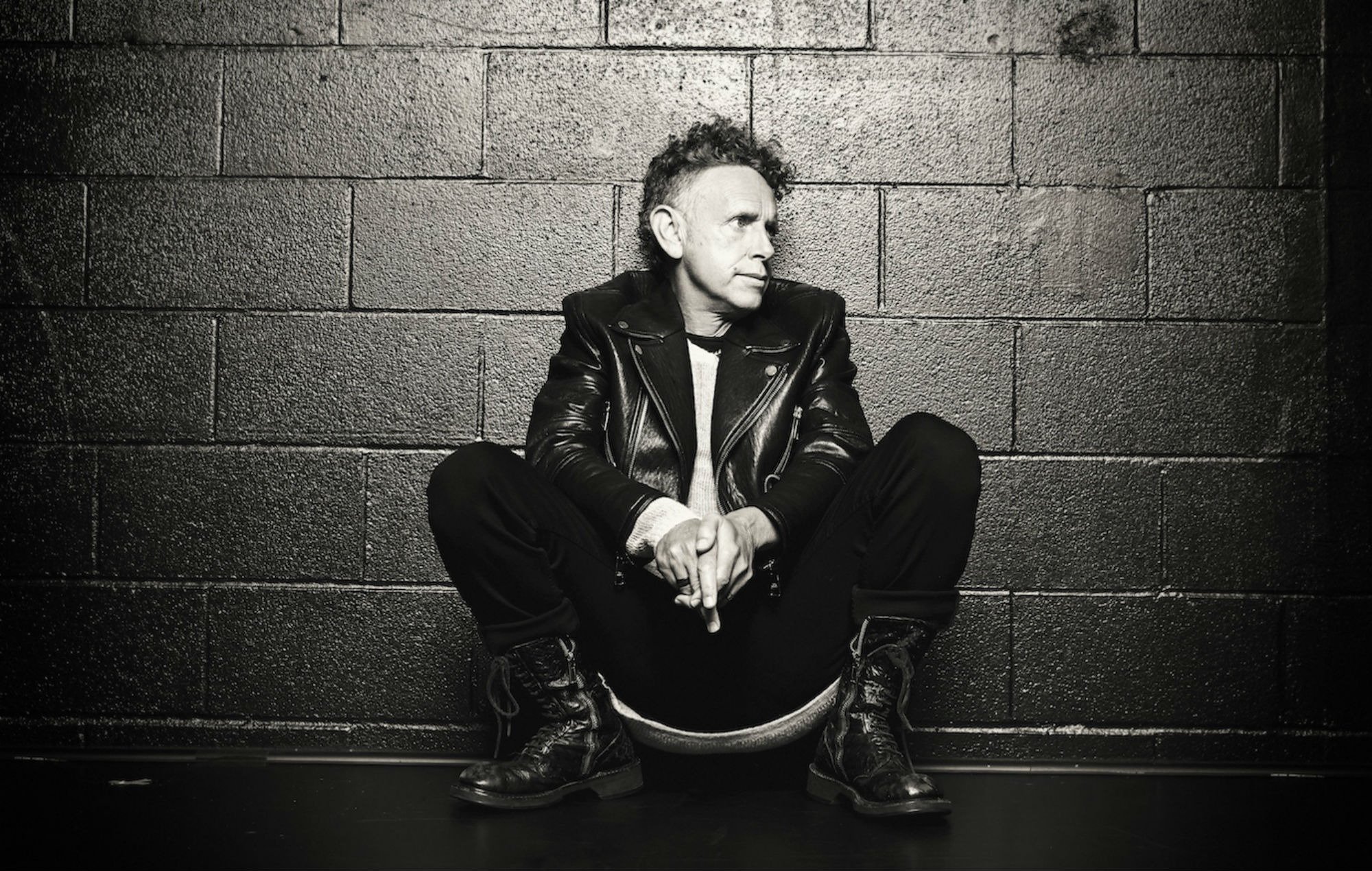 Escuchen el nuevo tema solista de Martin Gore de Depeche Mode, 'Howler'.