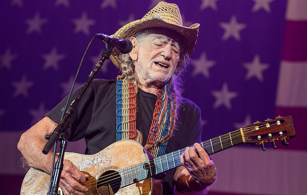Escuchen la nueva portada de Willie Nelson de 'That's Life' de Frank Sinatra