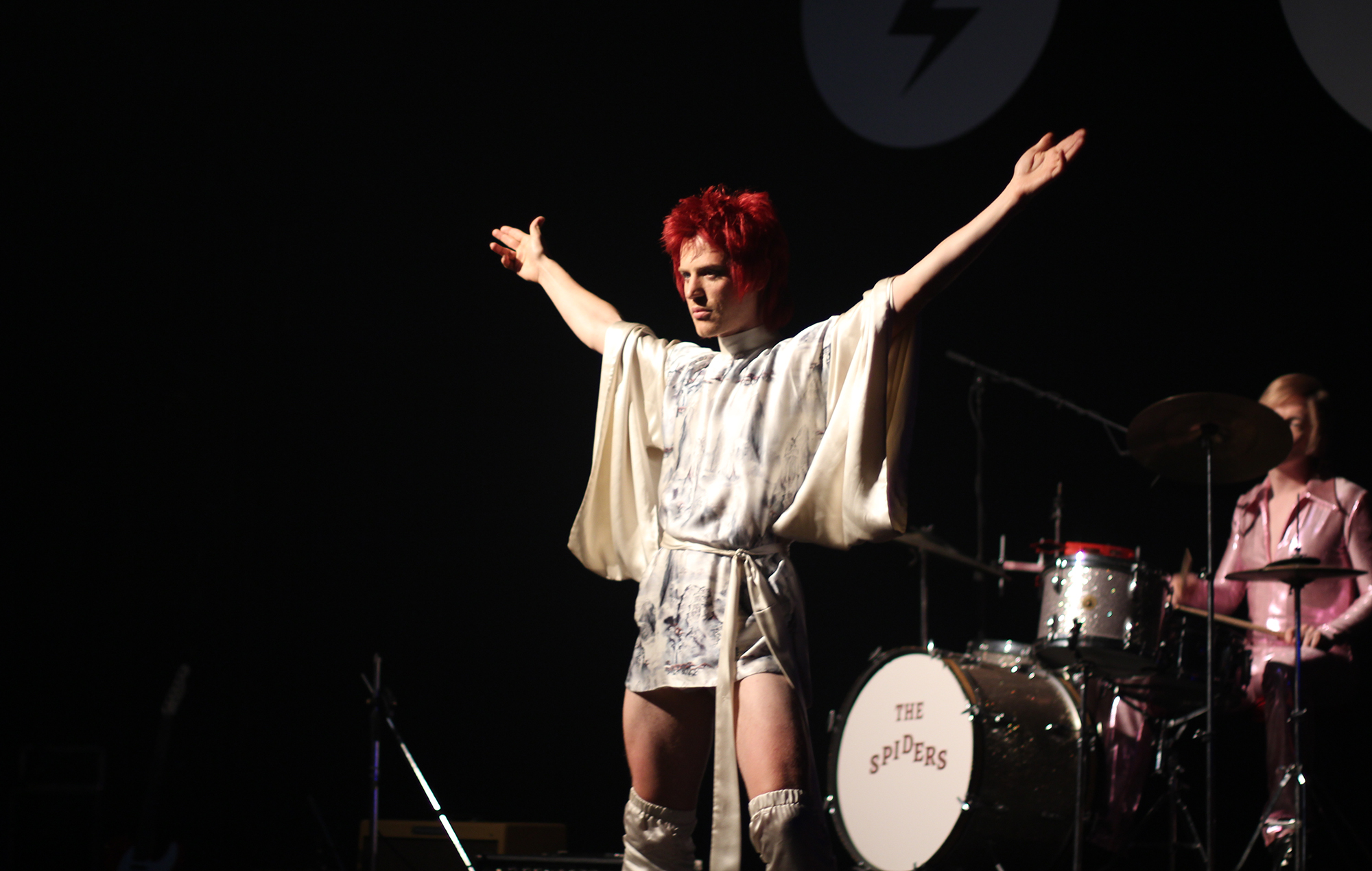 Johnny Flynn defiende la película de Bowie "Stardust" por encima de las biografías "insípidas y seguras".