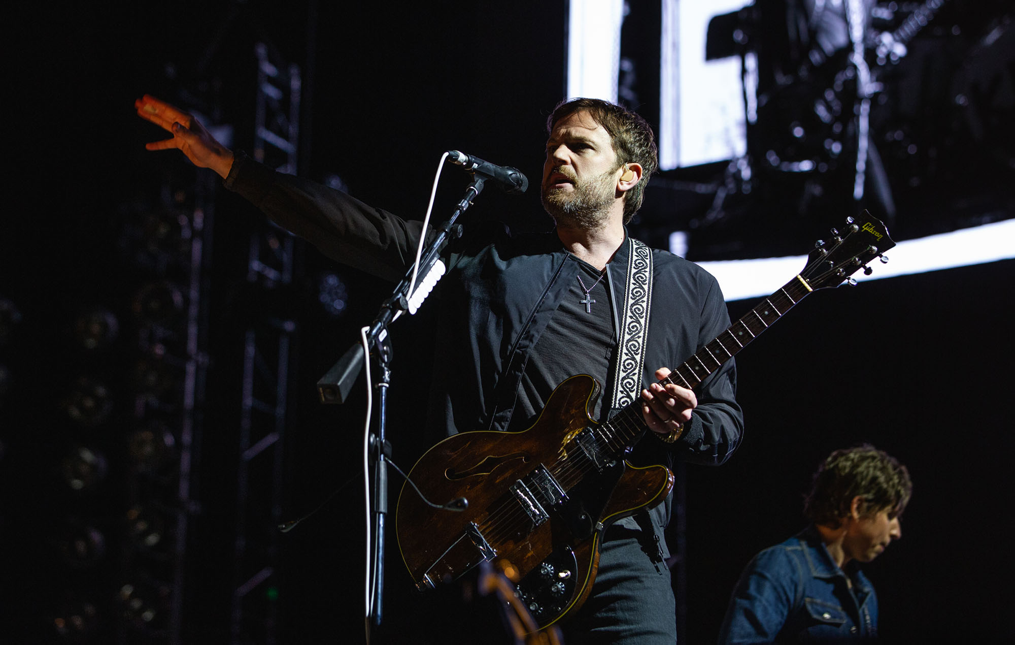 Kings Of Leon se burla de otra nueva canción, 'Dancing In Your Head'.