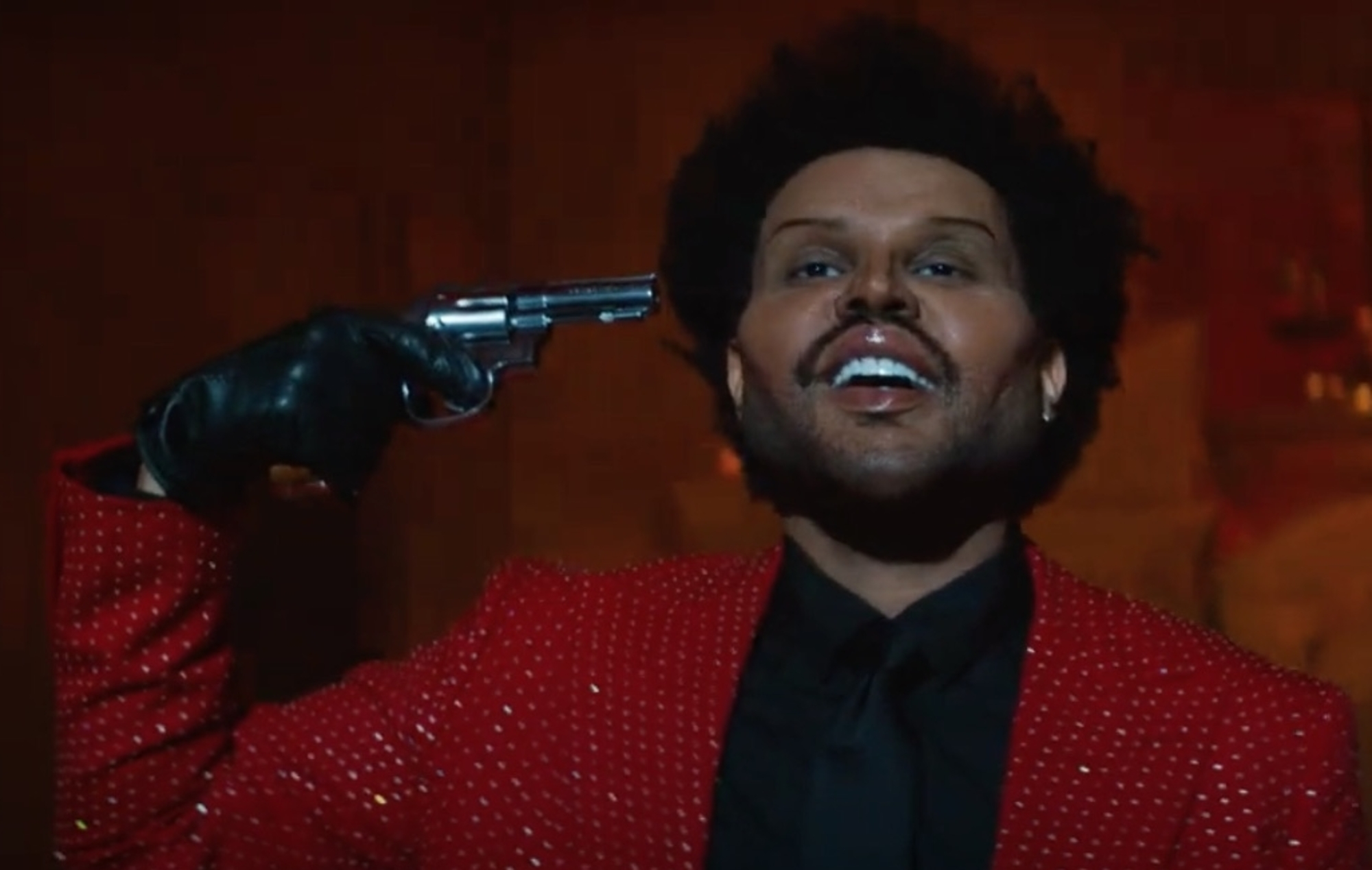 Los fans del Weeknd creen que está haciendo sombra a los Grammy en el video 