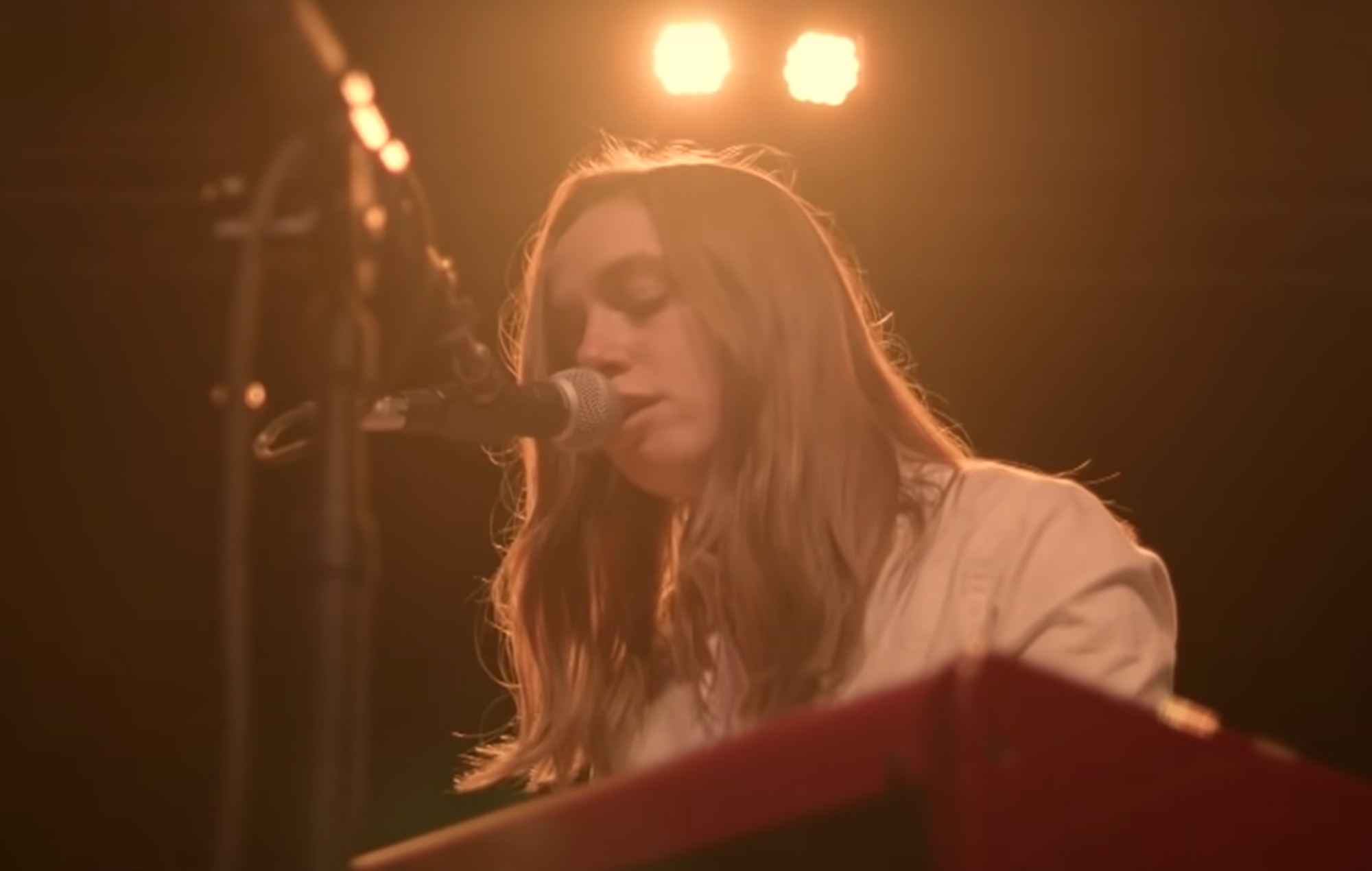 Mira a Julien Baker tocando el nuevo single 'Faith Healer' en 'Colbert'.