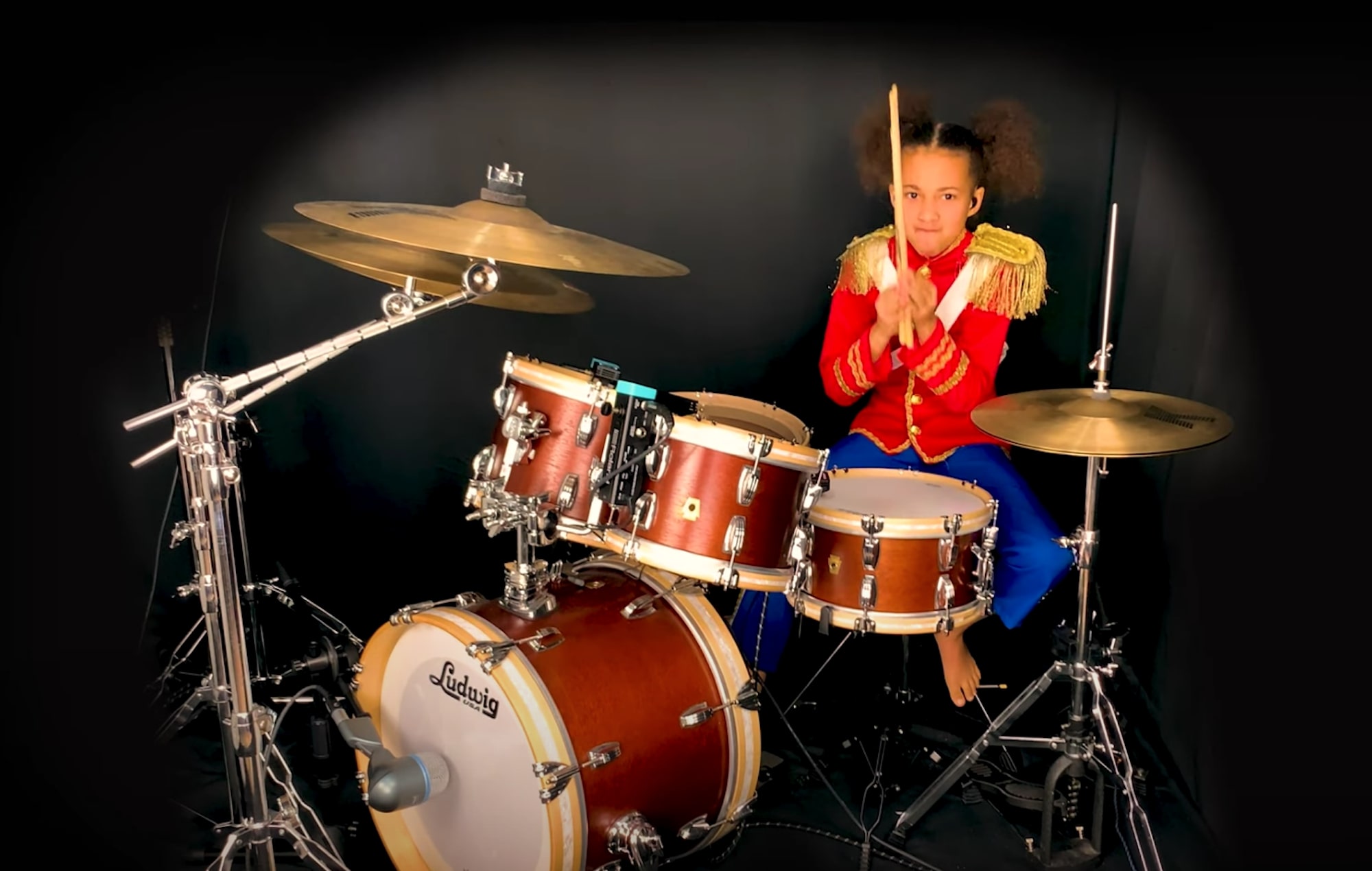 Mira a Nandi Bushell cubrir mi romance químico 'Welcome To The Black Parade'.