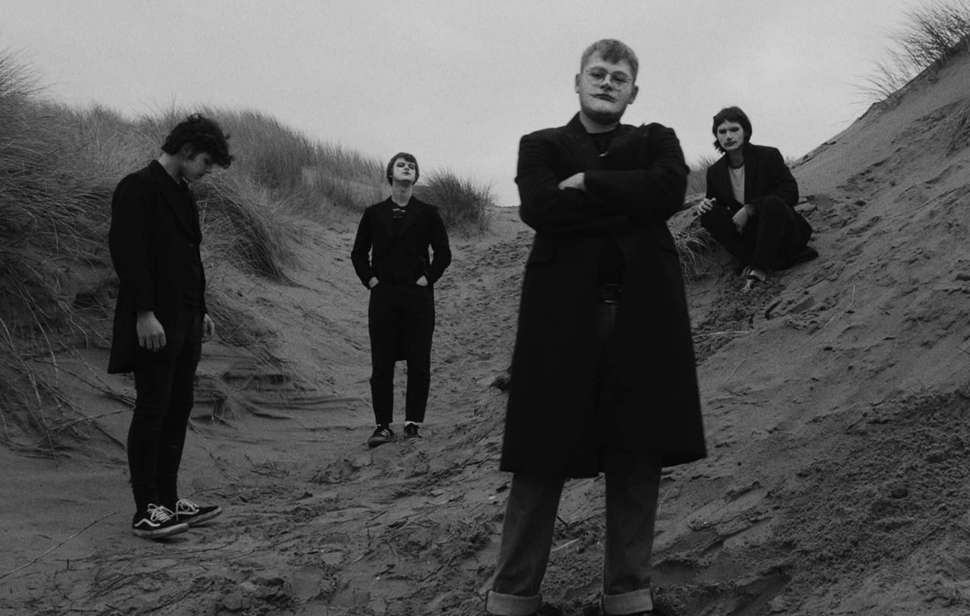 Mira el video inspirado en el 'Joker' de The Lathums para 'Foolish Parley'.