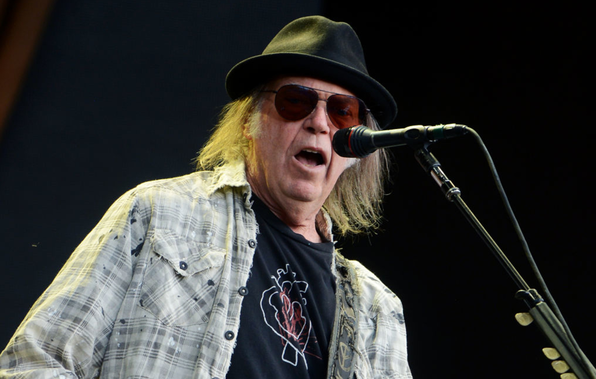 Neil Young anuncia el nuevo álbum en vivo y la película de concierto 'Way Down In The Rust Bucket'.