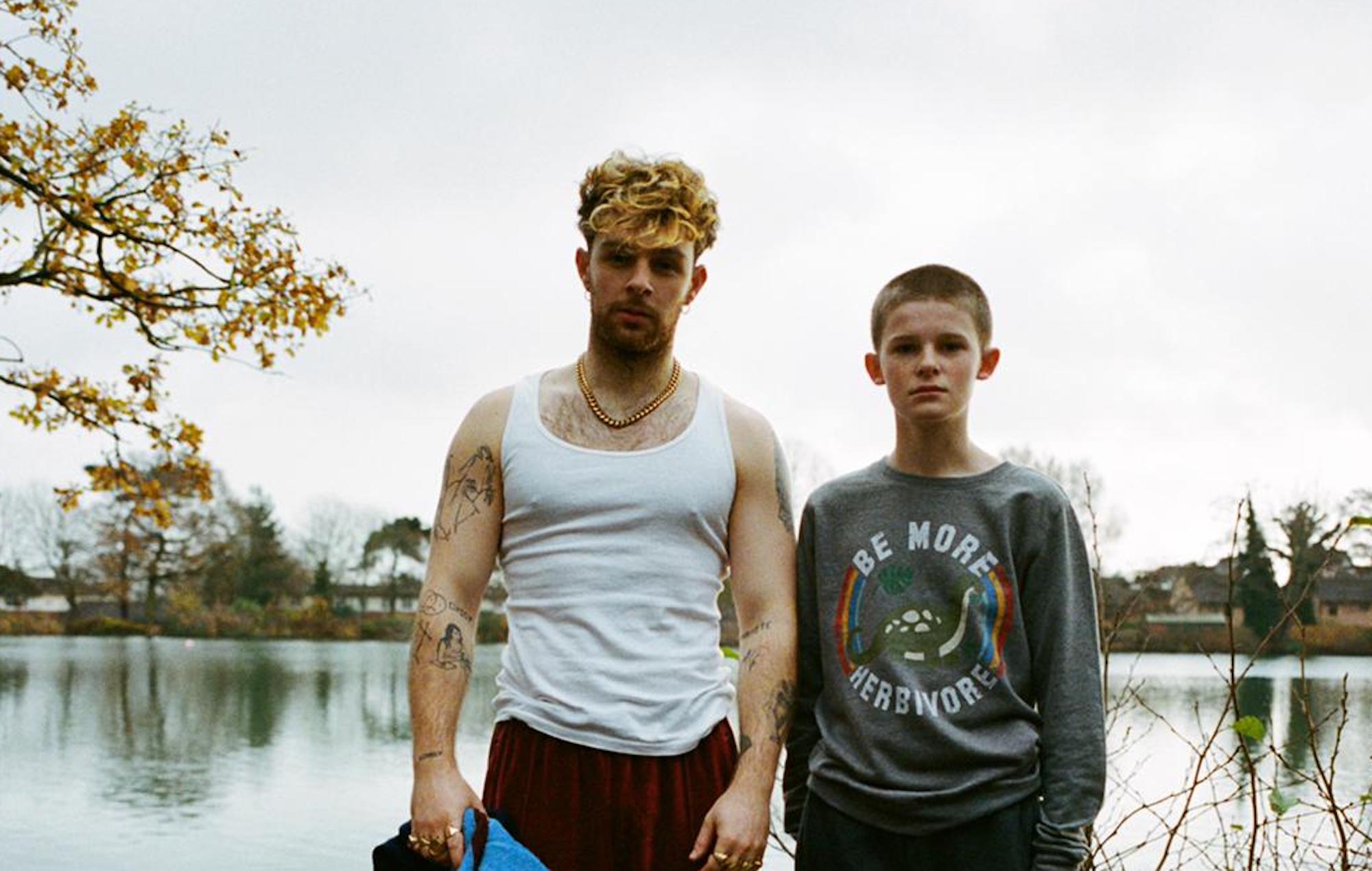 Tom Grennan aborda la masculinidad tóxica en el nuevo video de 'Little Bit Of Love'.