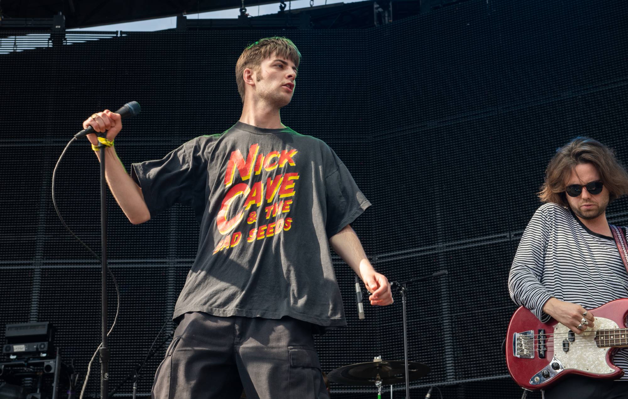 Vea cómo Fontaines D.C. interpreta 'A Hero's Death' en un pub irlandés para 'The Tonight Show'