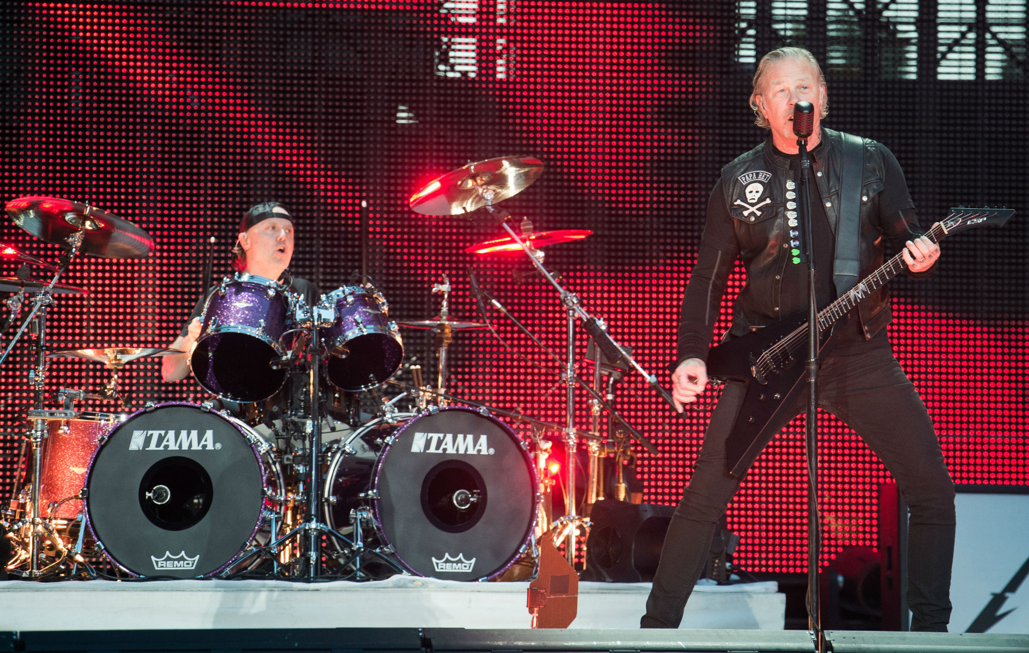 Mira cómo censuran el directo de Metallica con música cursi en Twitch