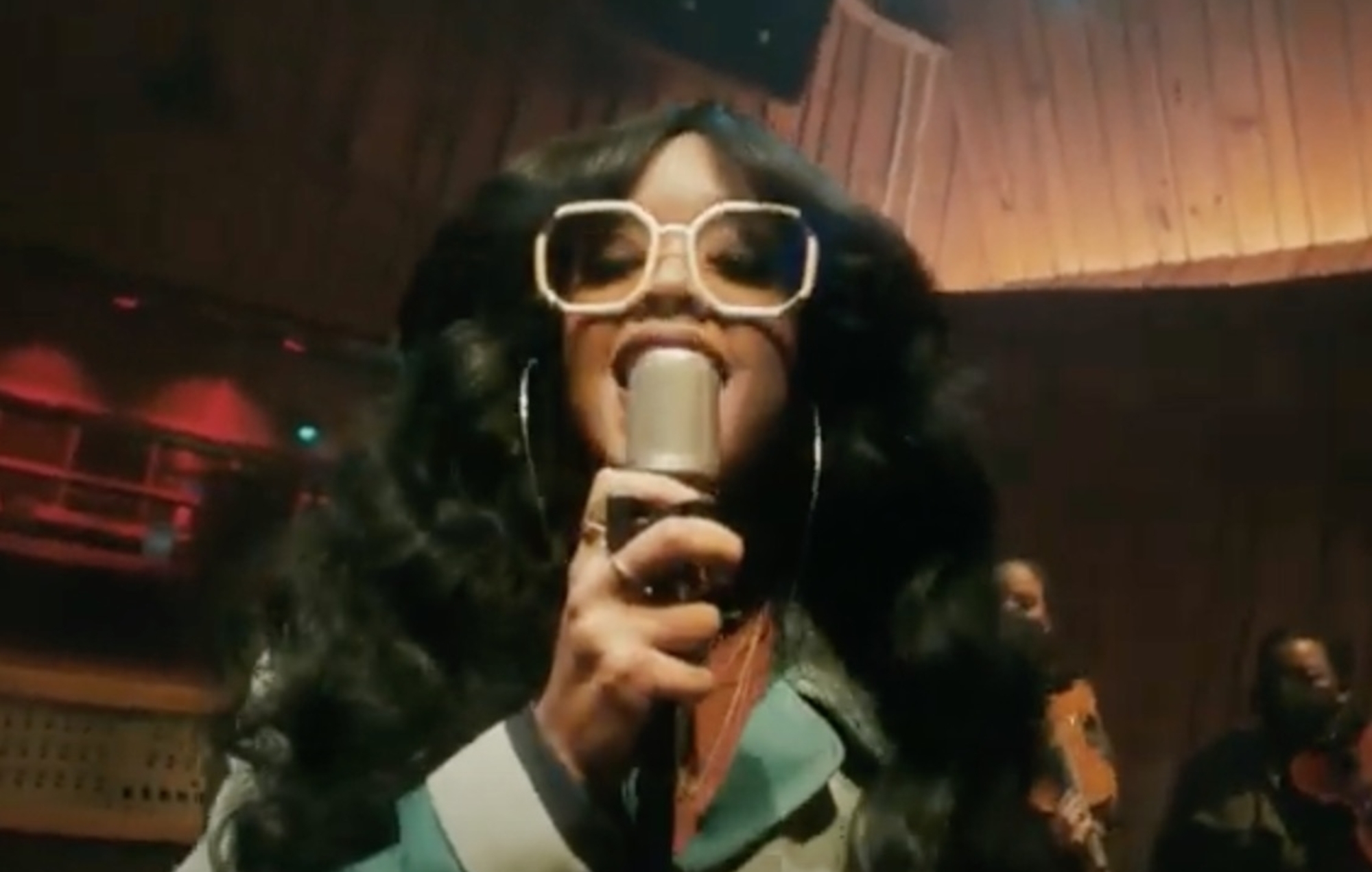 Mira cómo H.E.R. interpreta el single nominado al Globo de Oro 'Fight For You' en 'Colbert'