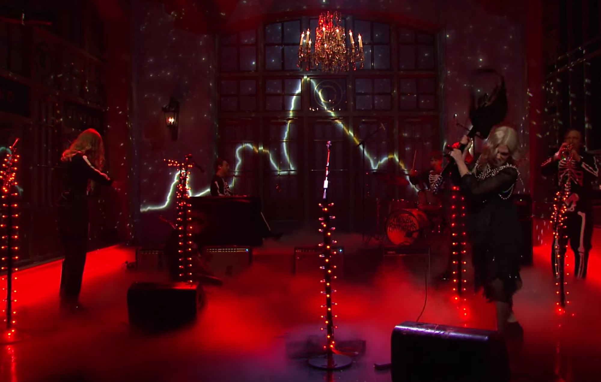 Mira cómo Phoebe Bridgers destroza su guitarra en su explosivo debut en 'SNL'