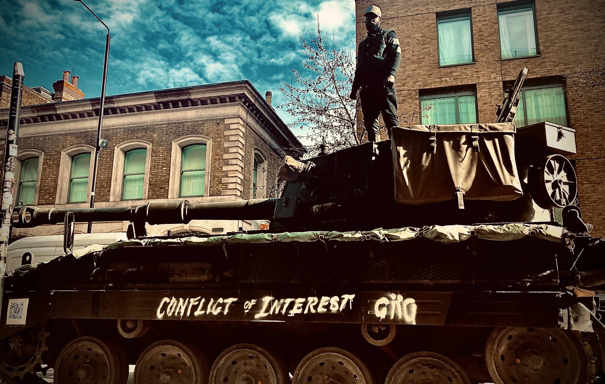 Mogwai recibe el apoyo de Elijah Wood mientras Ghetts conduce un tanque por Londres en la batalla por el número uno del álbum